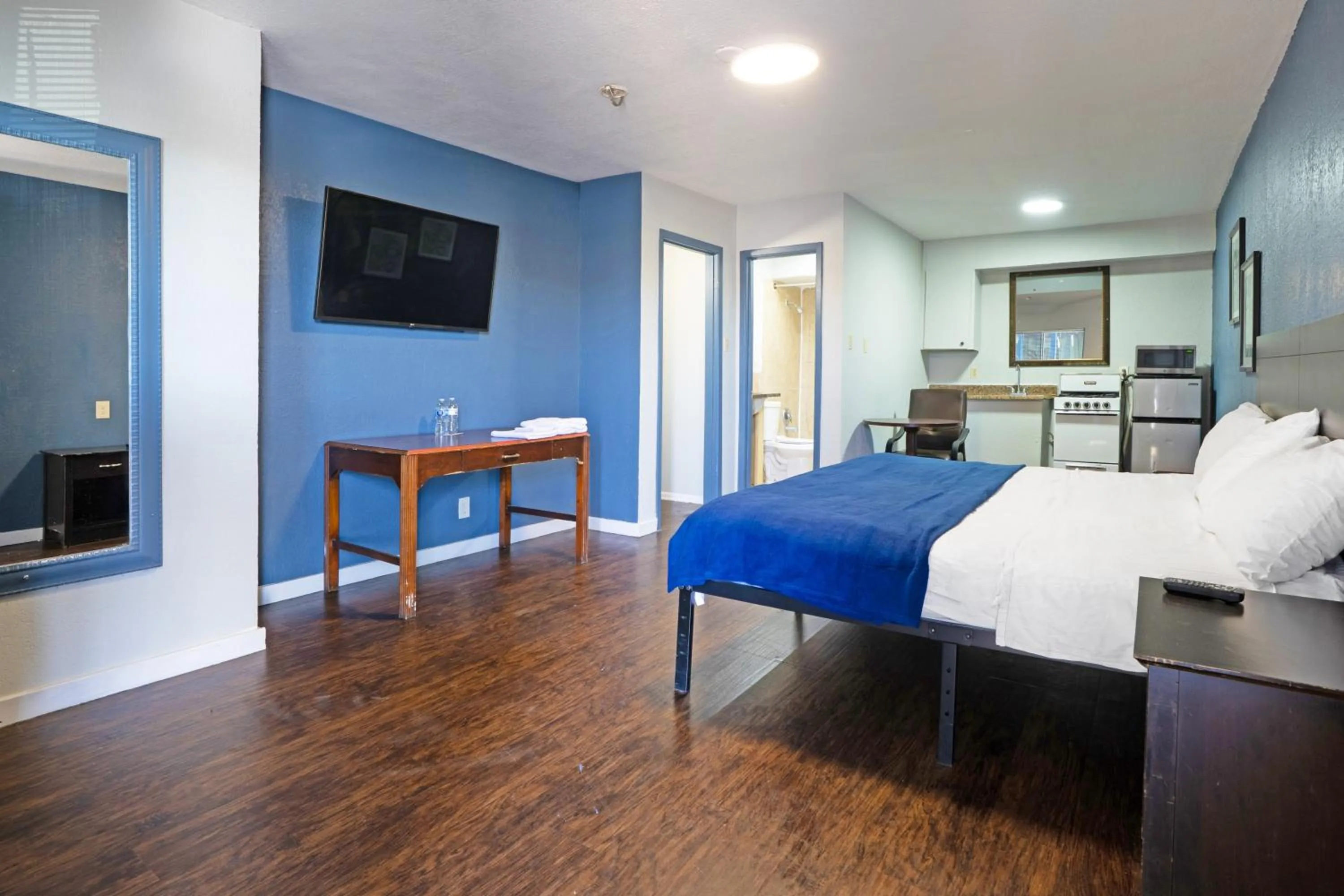 Bedroom, Bed in Super 7 Inn By OYO San Antonio NW Medical Center