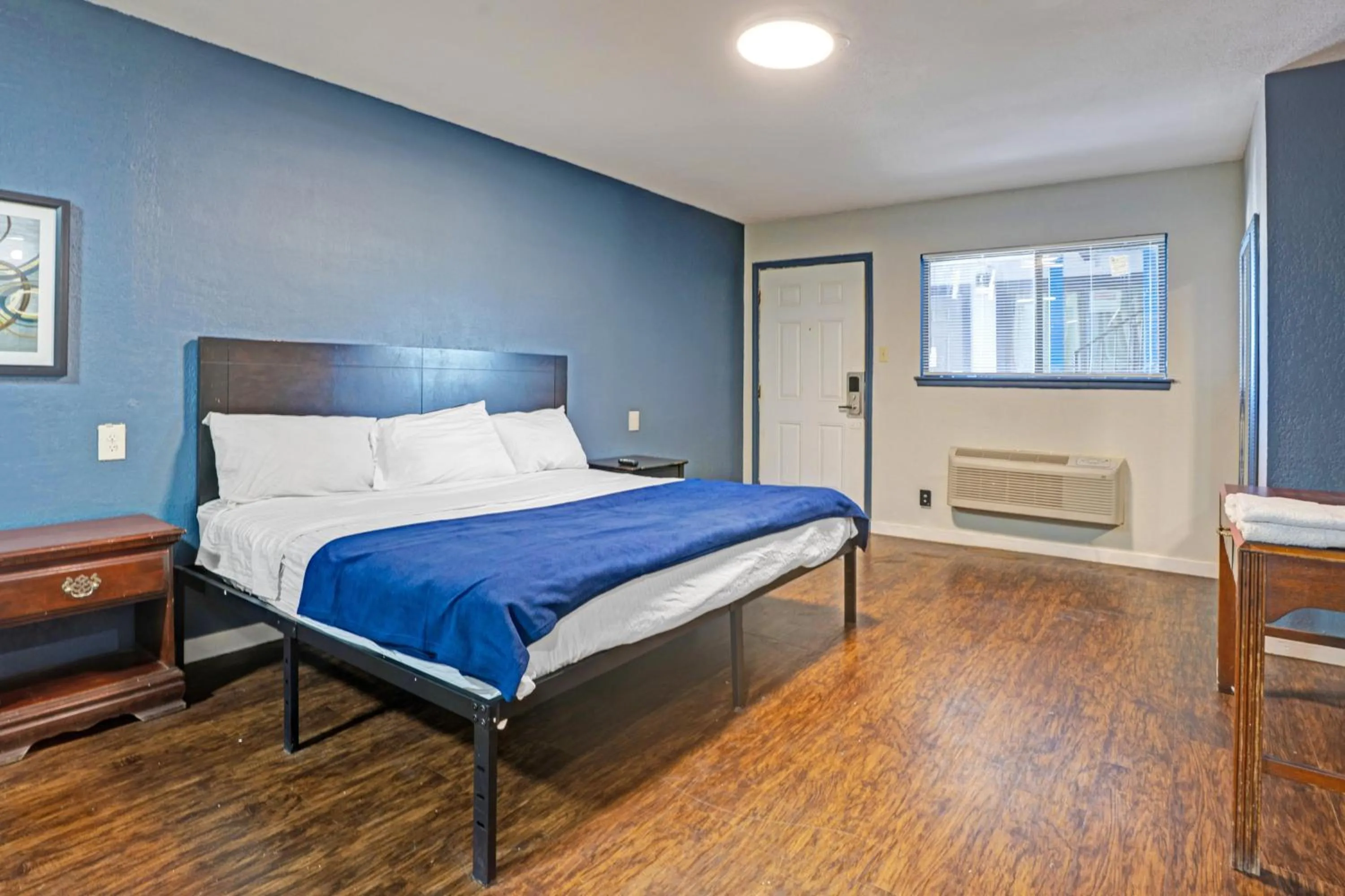 Bedroom, Bed in Super 7 Inn By OYO San Antonio NW Medical Center