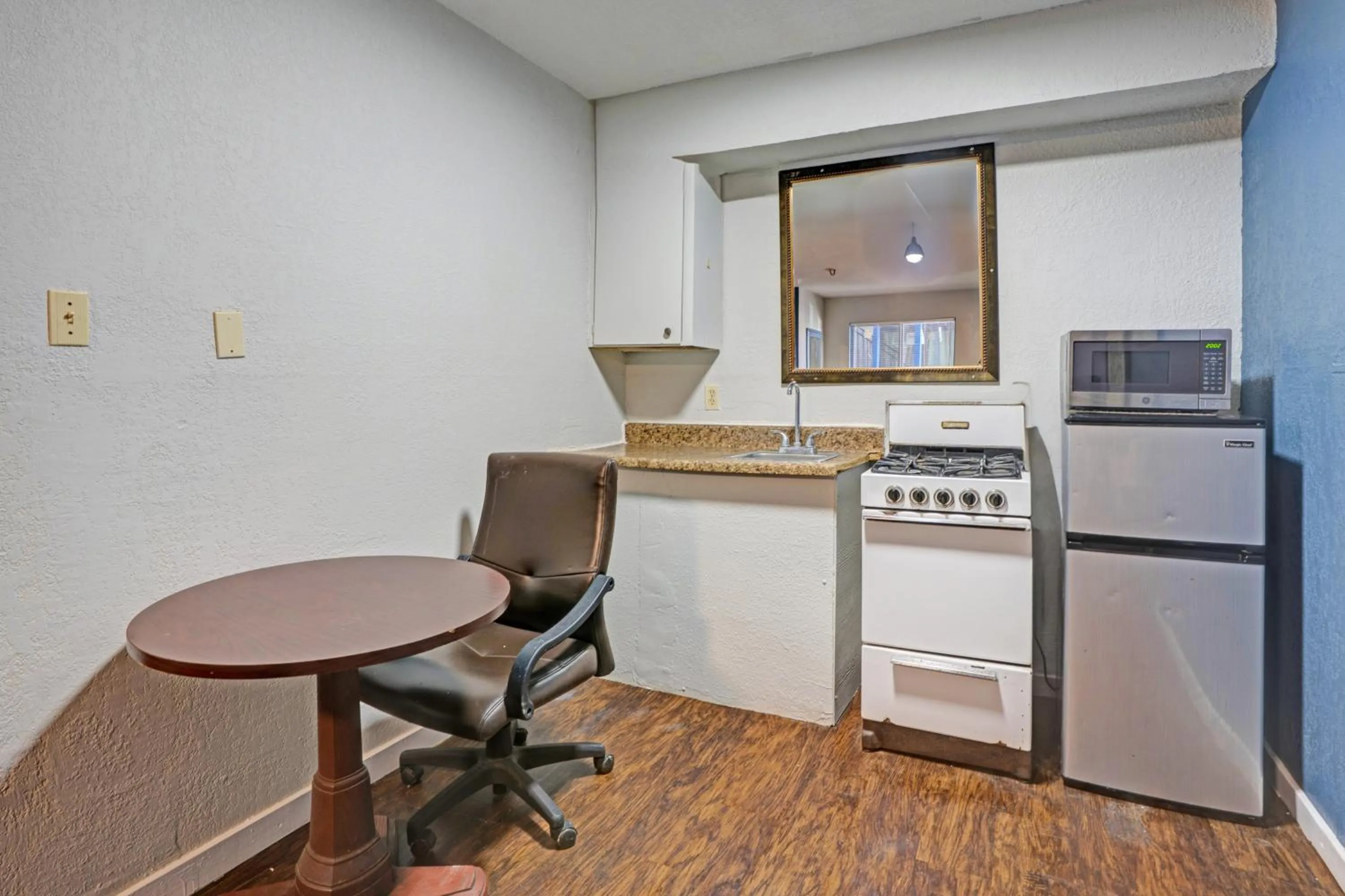 Kitchen or kitchenette in Super 7 Inn By OYO San Antonio NW Medical Center