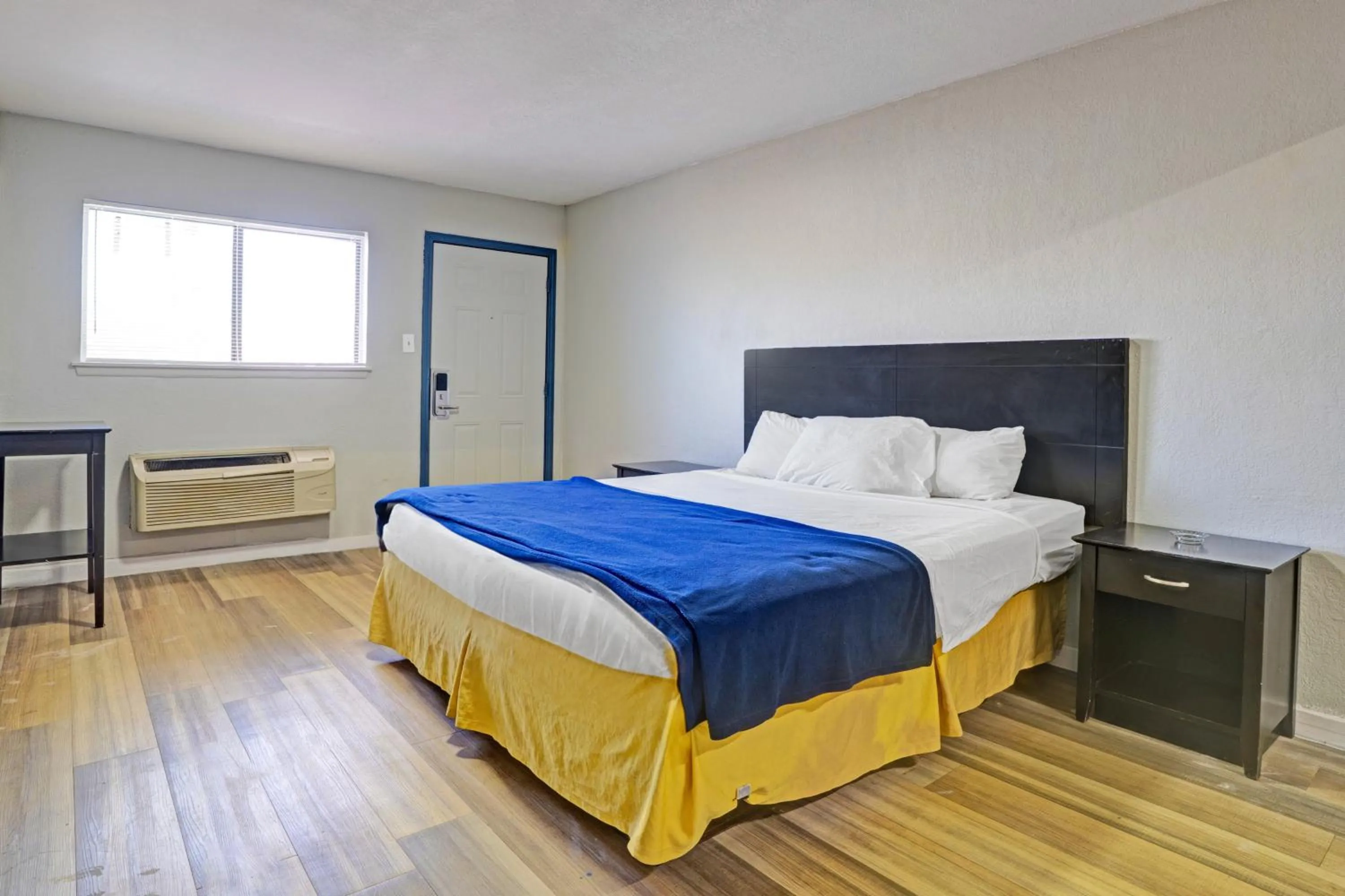 Bedroom, Bed in Super 7 Inn By OYO San Antonio NW Medical Center