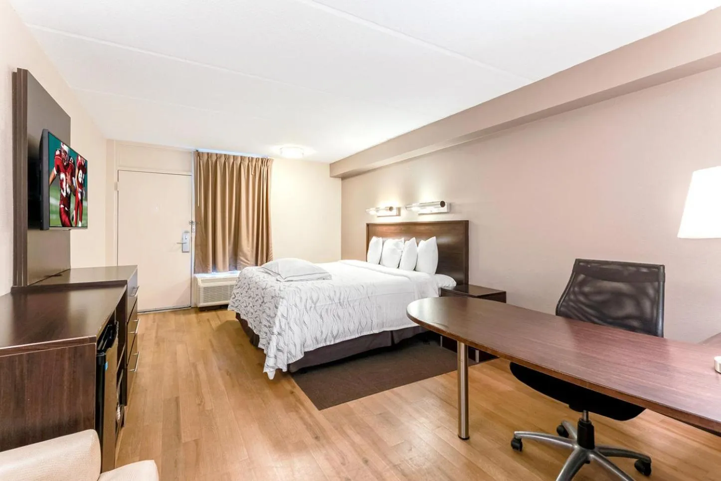 Photo of the whole room, Bed in Red Roof Inn PLUS+ Mt Pleasant - Patriots Point