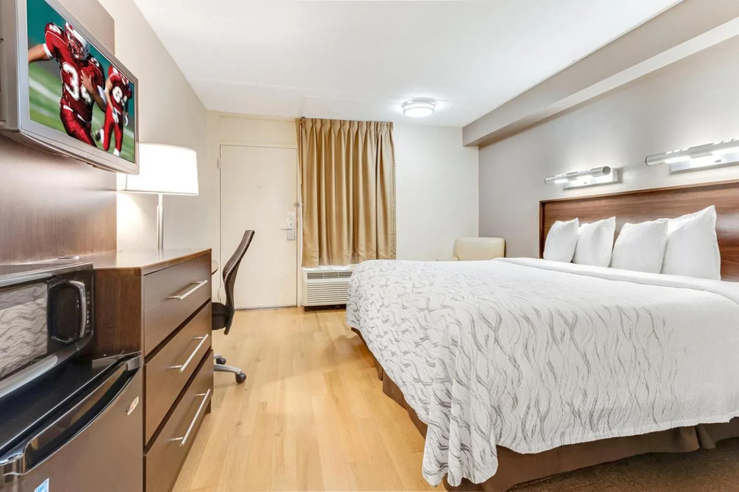 Bedroom, Bed in Red Roof Inn PLUS+ Mt Pleasant - Patriots Point