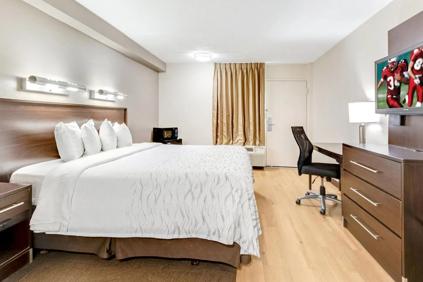 Photo of the whole room, Bed in Red Roof Inn PLUS+ Mt Pleasant - Patriots Point