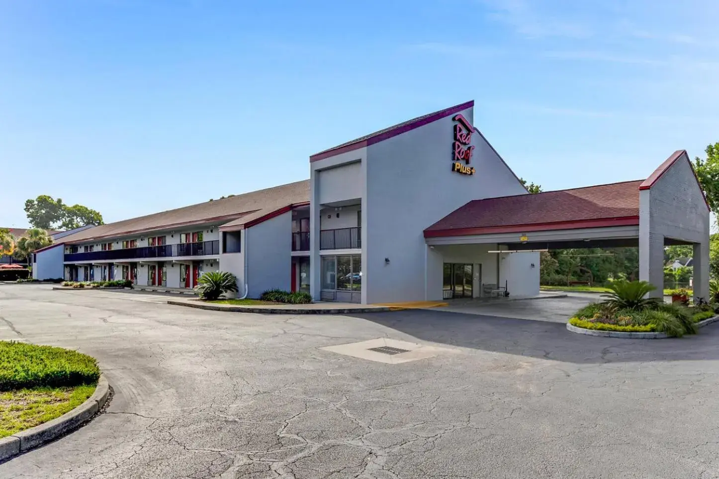 Property building in Red Roof Inn PLUS+ Mt Pleasant - Patriots Point Property building in Red Roof Inn PLUS+ Mt Pleasant - Patriots Point