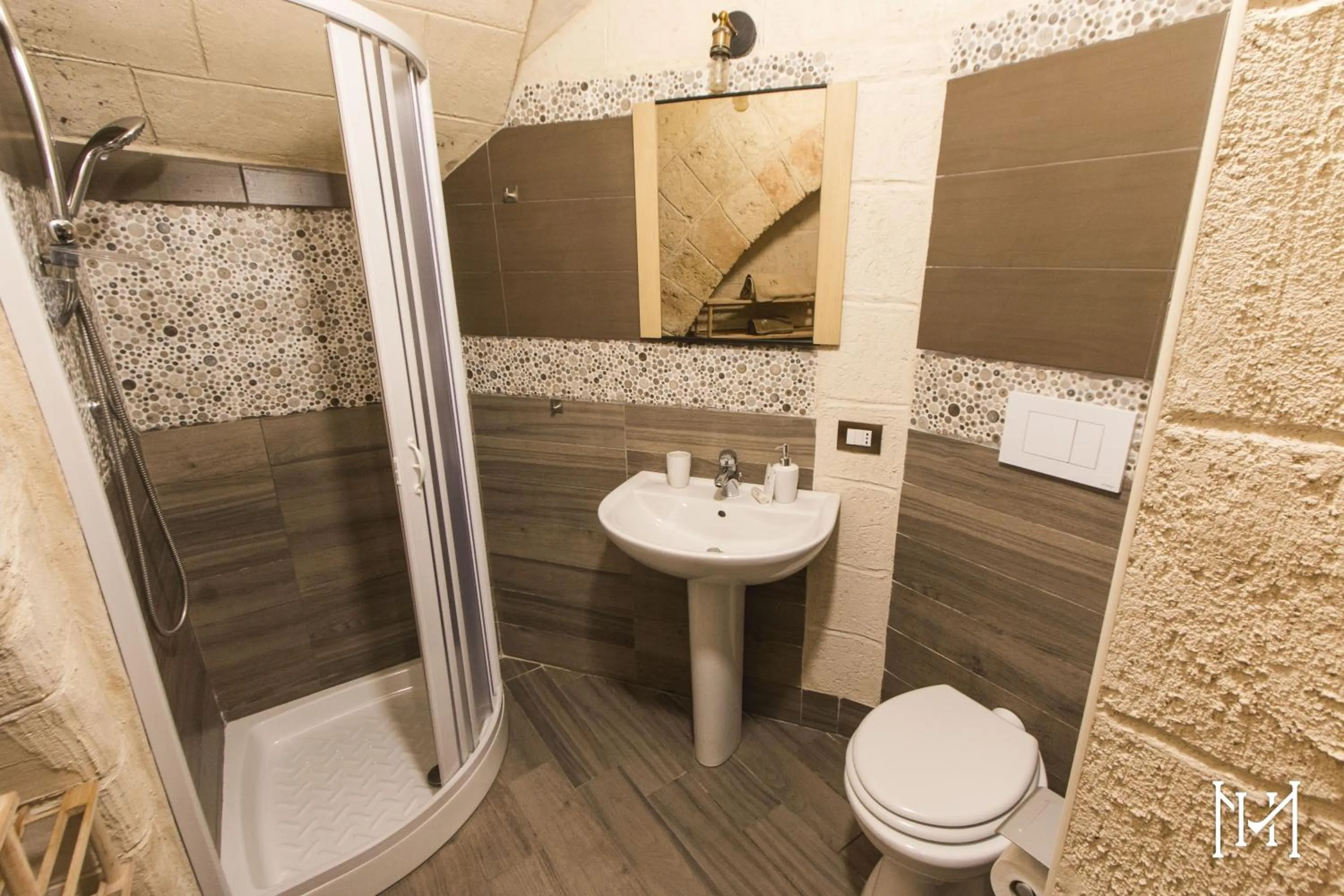 Shower in Mulberry House