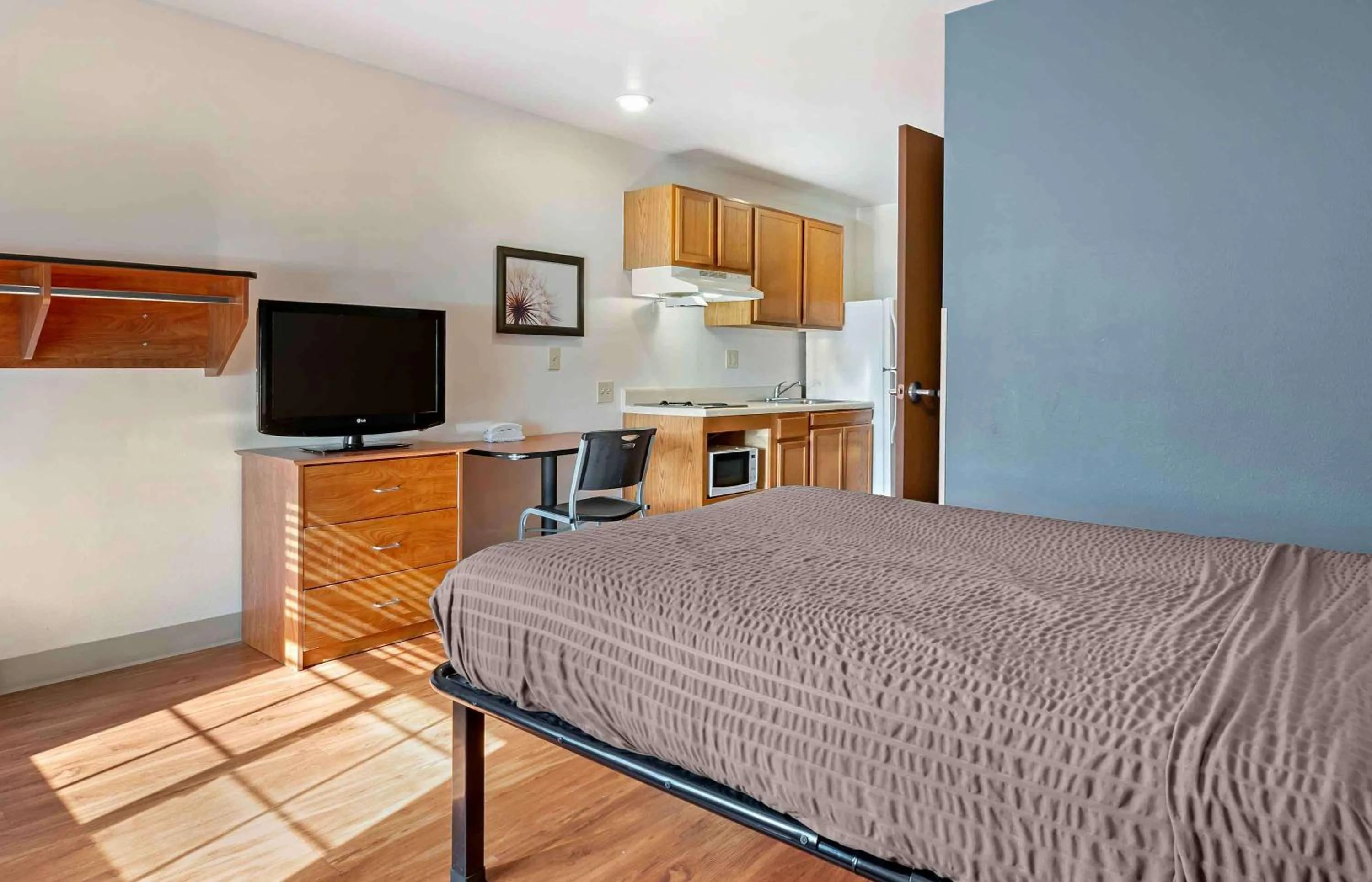 Bedroom, Bed in Extended Stay America Select Suites - Cincinnati - Florence - Airport