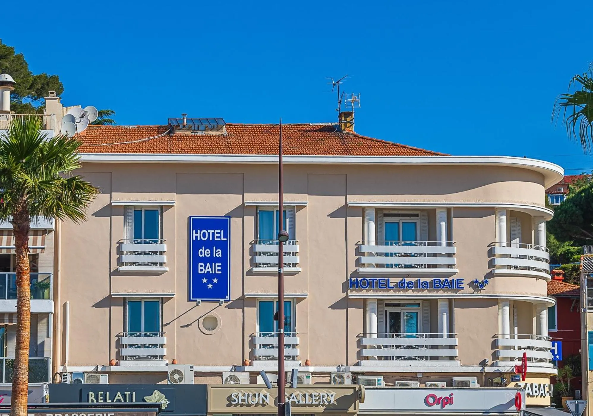 Property building in Hotel de la Baie