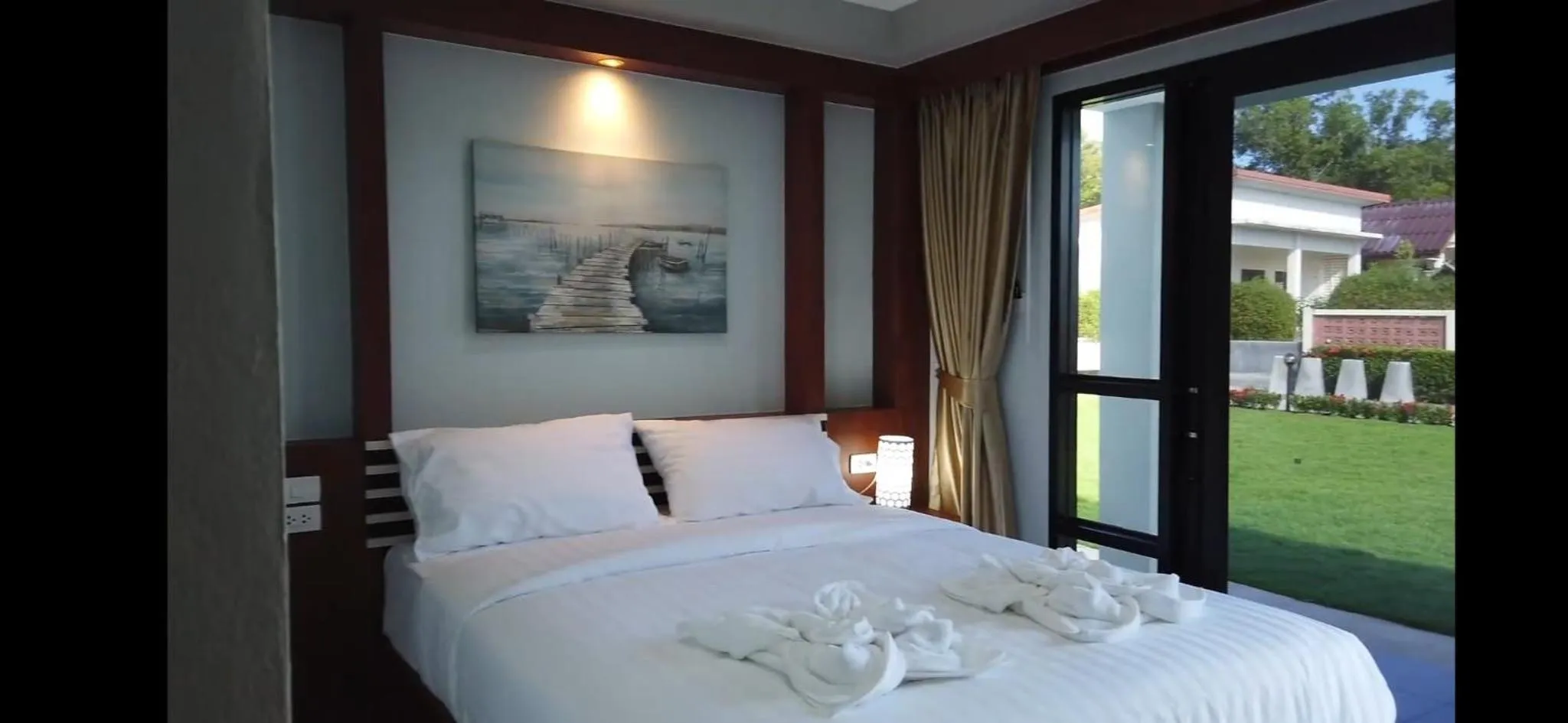 Bedroom, Bed in CC Beach Resort