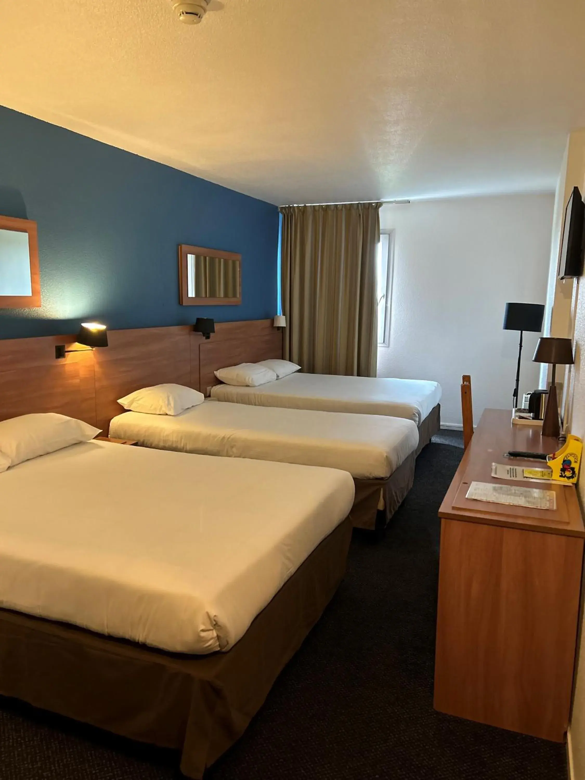 Standard - 1 Double Bed 3 Single Beds in Kyriad Marne-La-Vallée Torcy Standard - 1 Double Bed 3 Single Beds in Kyriad Marne-La-Vallée Torcy