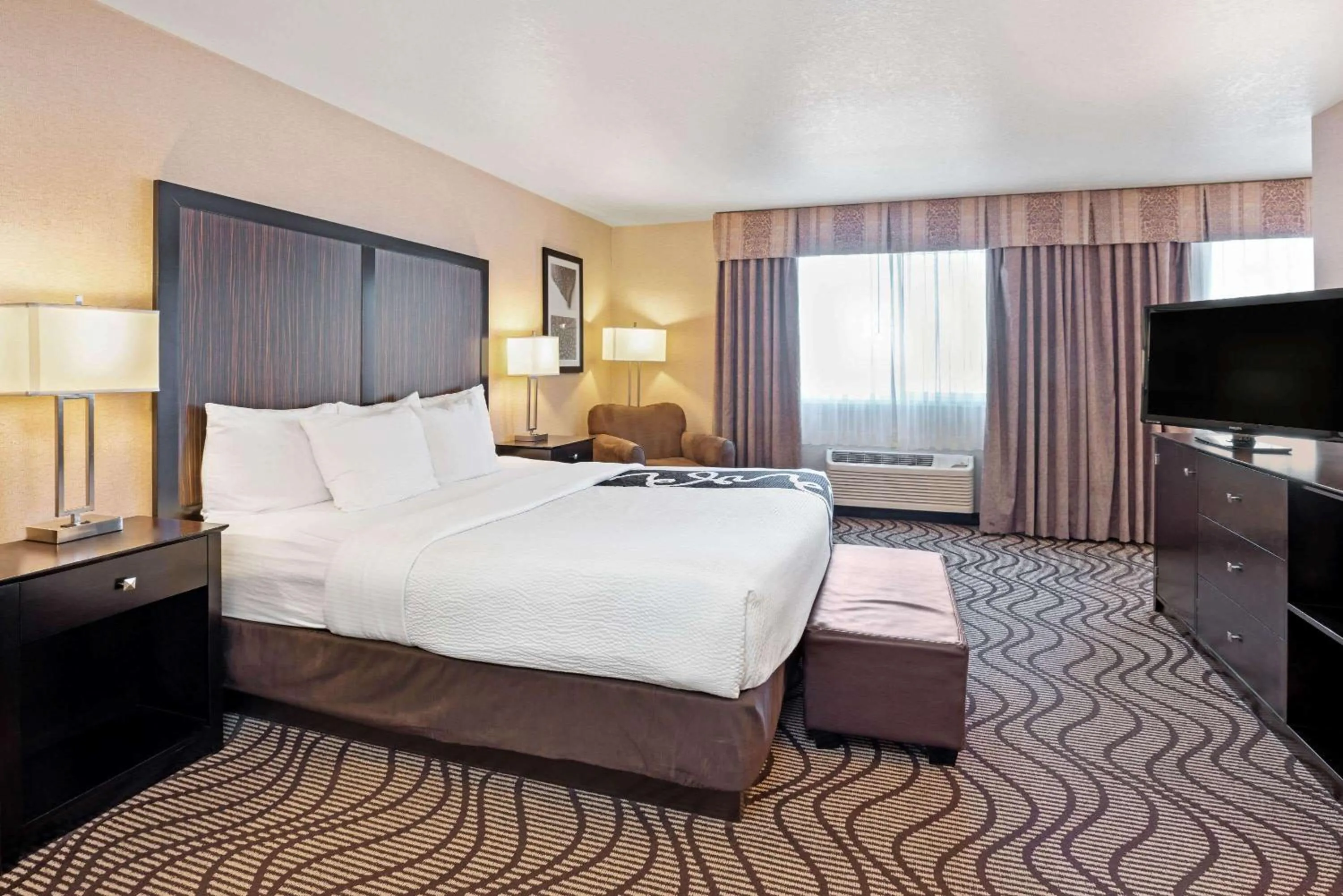 Photo of the whole room, Bed in La Quinta by Wyndham Boise Towne Square