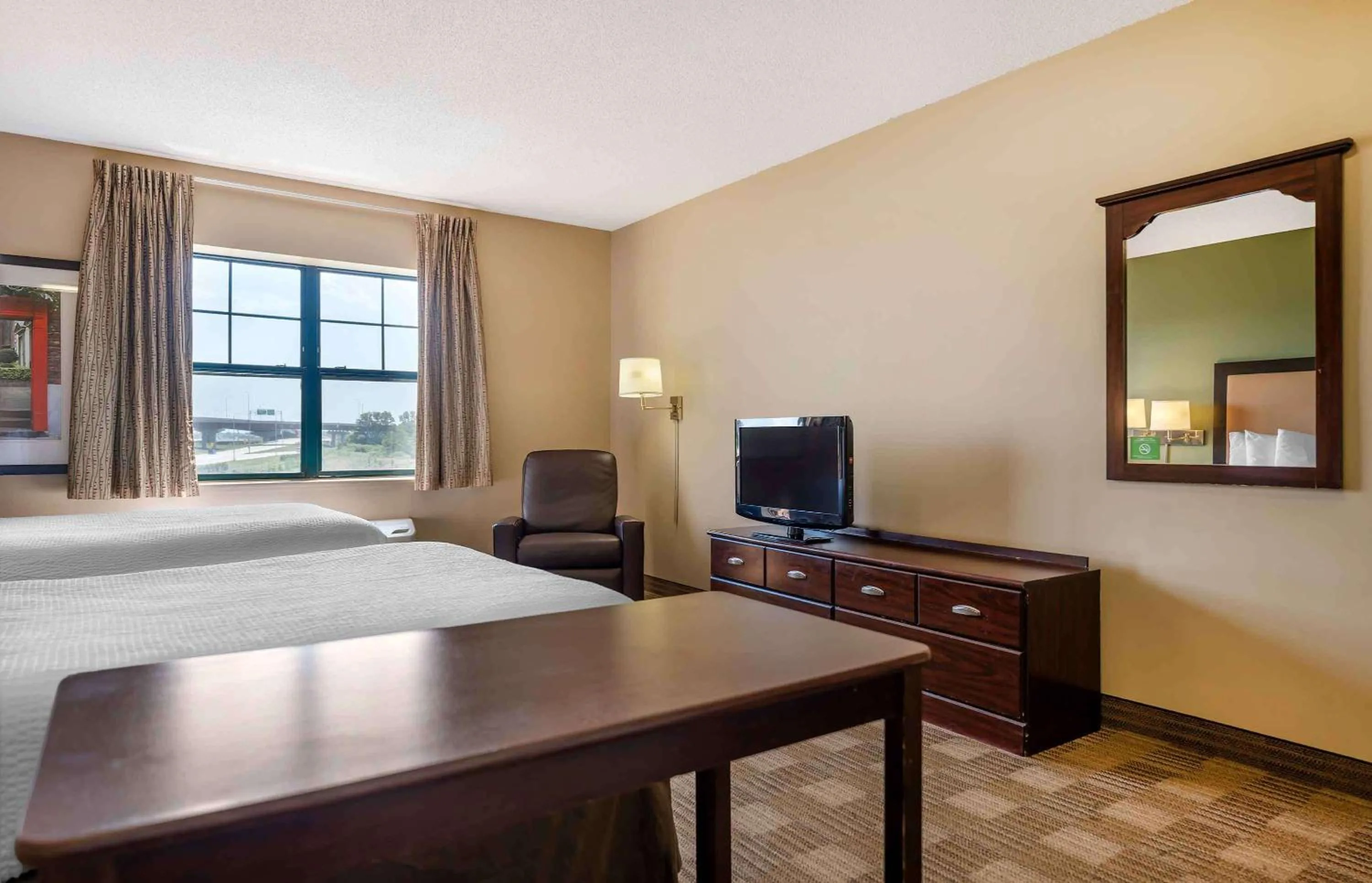Bedroom, Bed in Extended Stay America Suites - Chicago - Itasca
