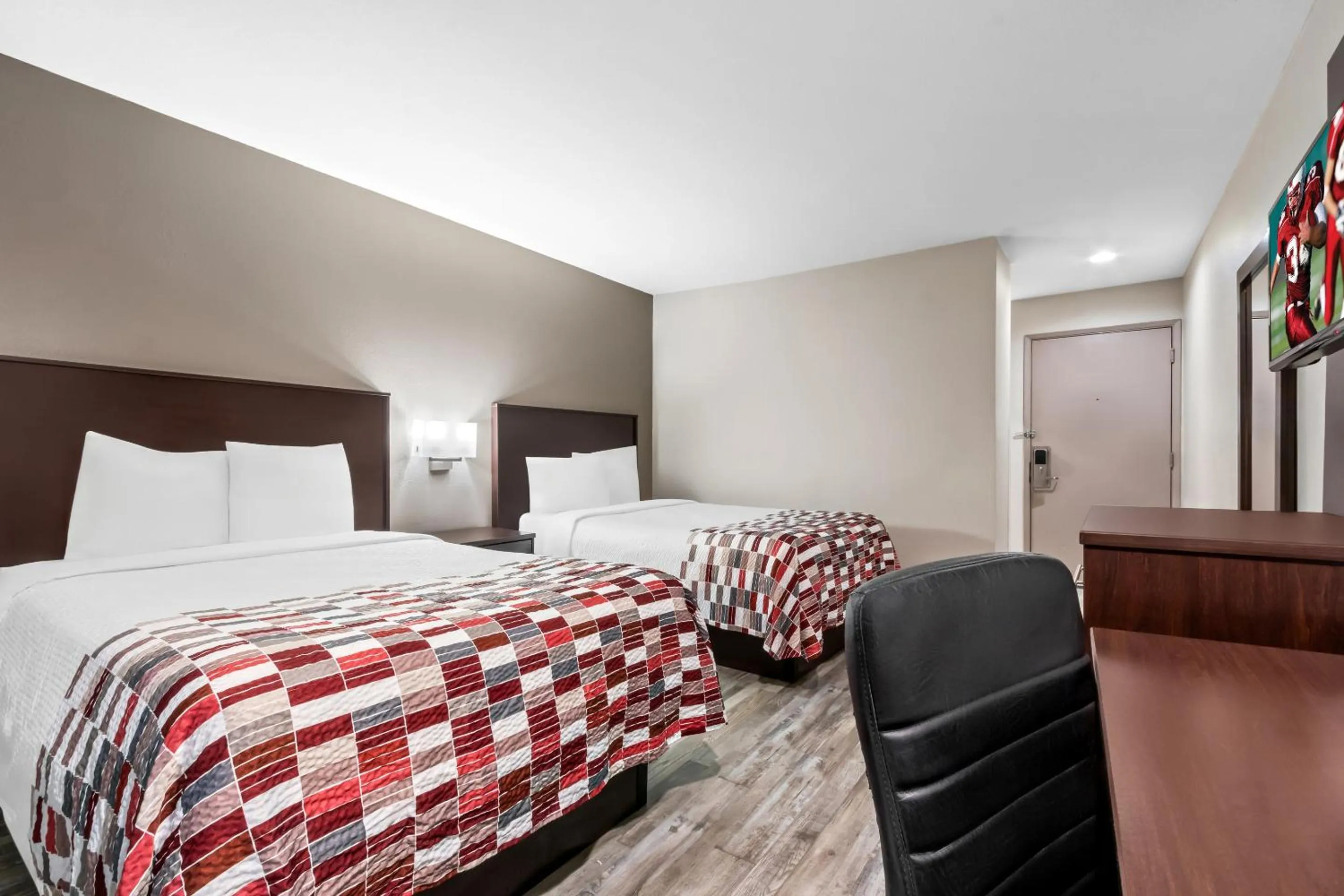 Photo of the whole room, Bed in Red Roof Inn Phoenix North - I-17 at Bell Rd