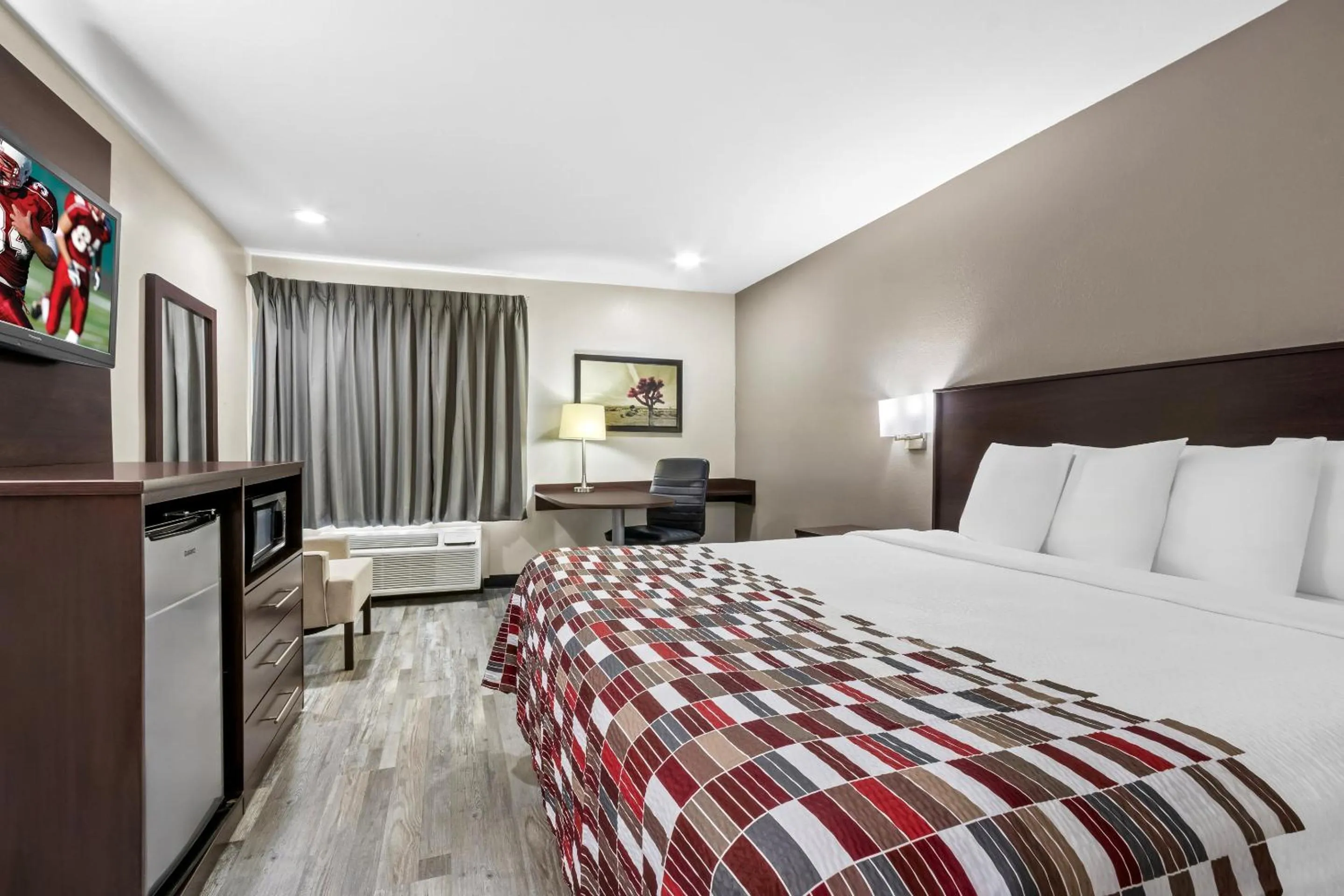 Photo of the whole room, Bed in Red Roof Inn Phoenix North - I-17 at Bell Rd