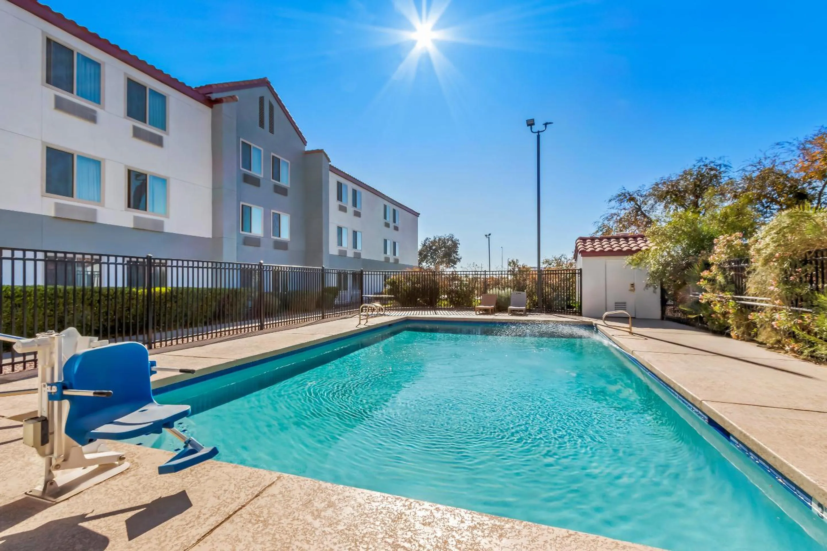 Swimming pool in Red Roof Inn Phoenix North - I-17 at Bell Rd