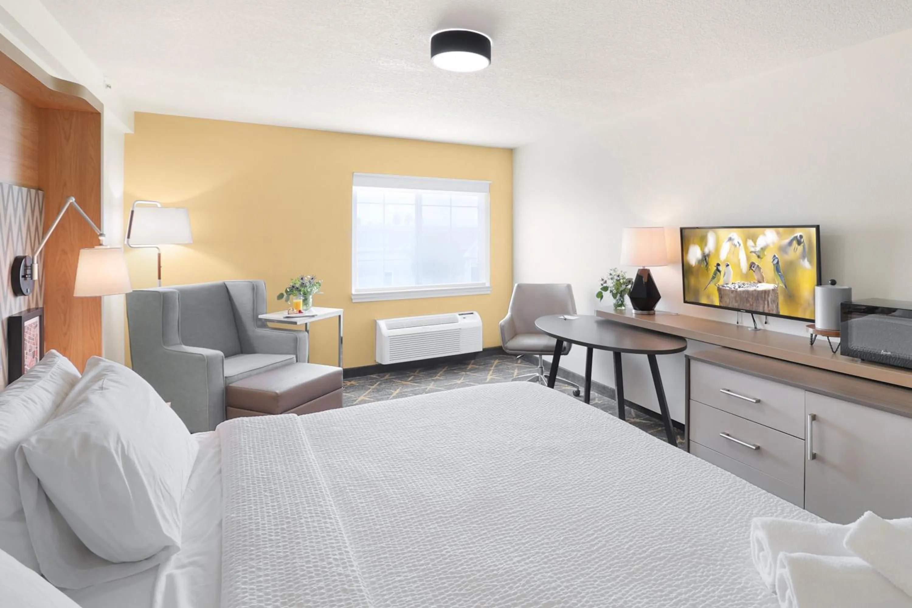 Communal lounge/ TV room, Bed in Holiday Inn Redding by IHG