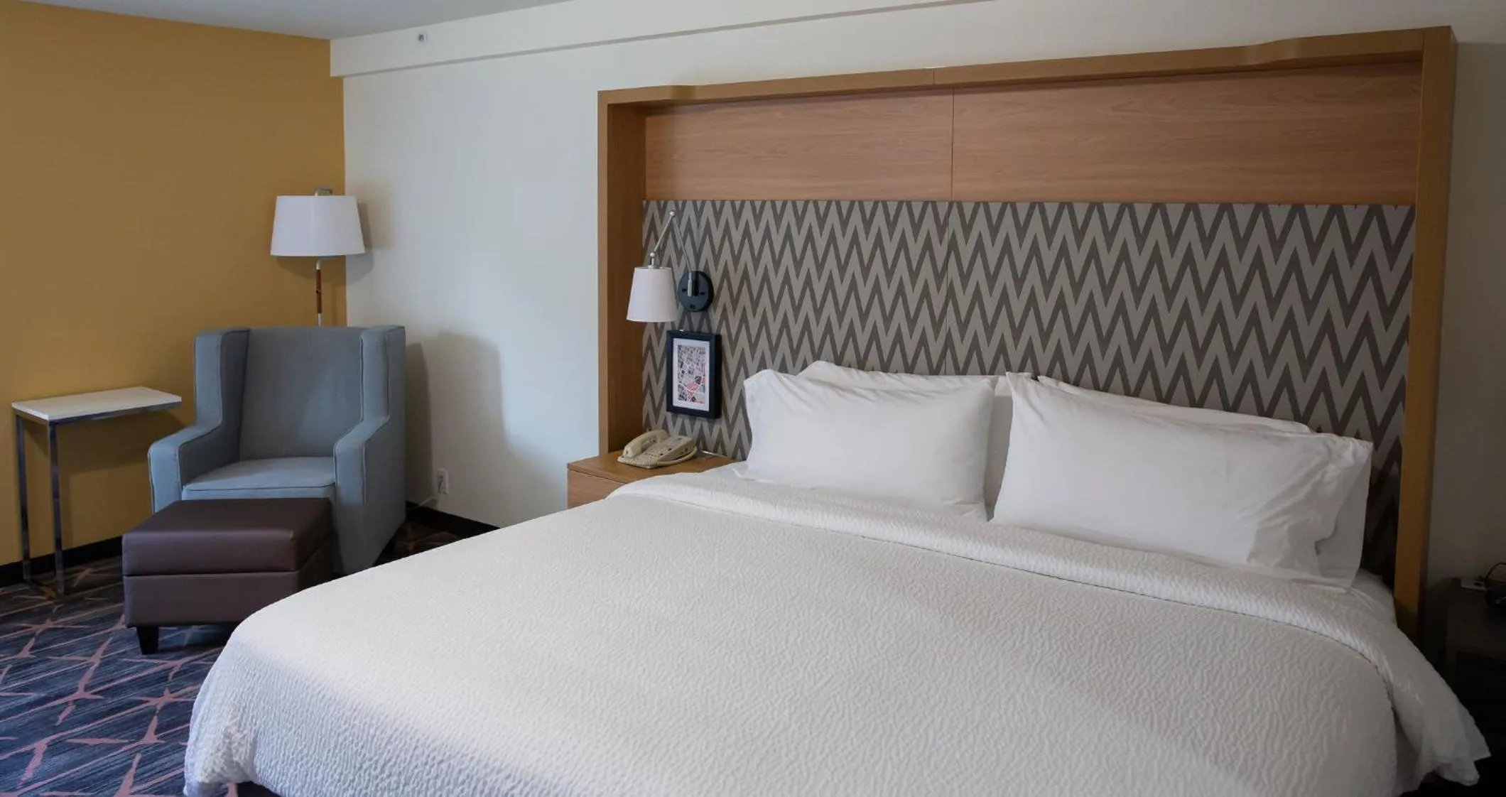 Photo of the whole room, Bed in Holiday Inn Redding by IHG