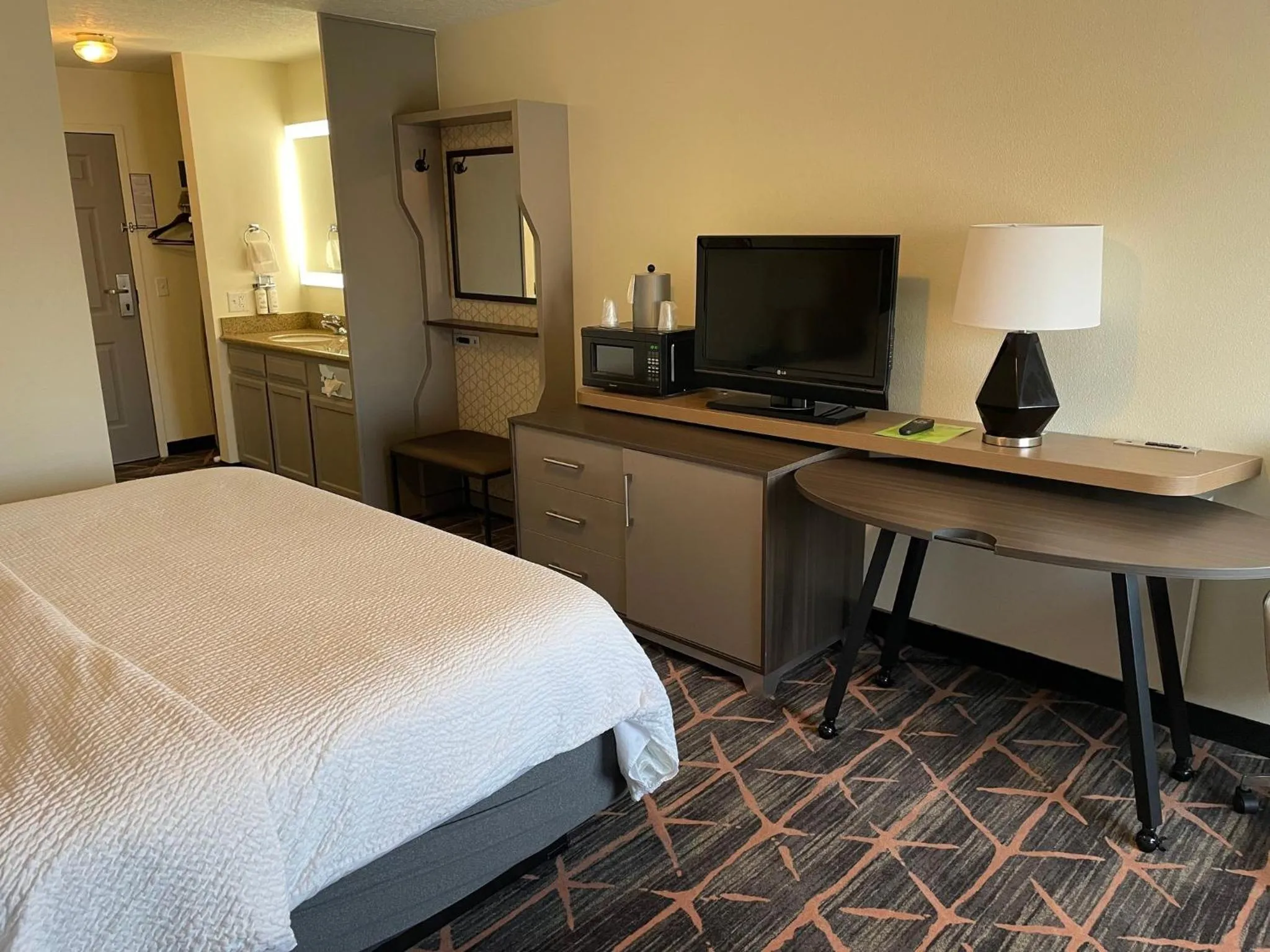 Photo of the whole room, Bed in Holiday Inn Redding by IHG