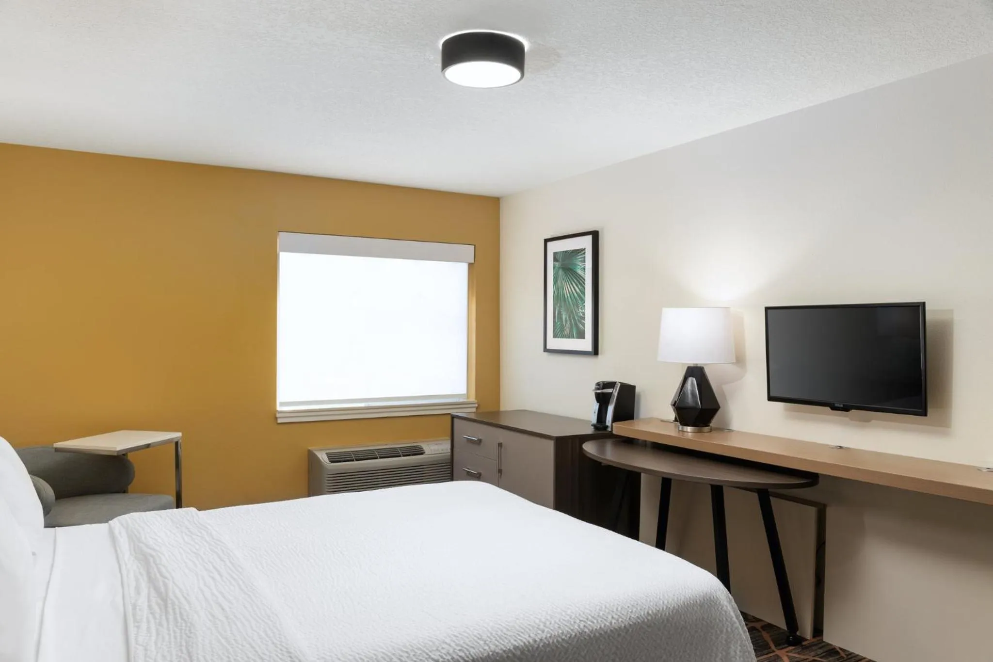 Photo of the whole room, Bed in Holiday Inn Redding by IHG