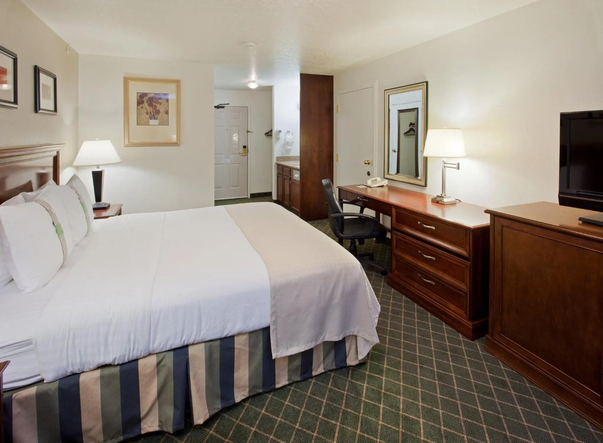 Photo of the whole room, Bed in Holiday Inn Redding by IHG