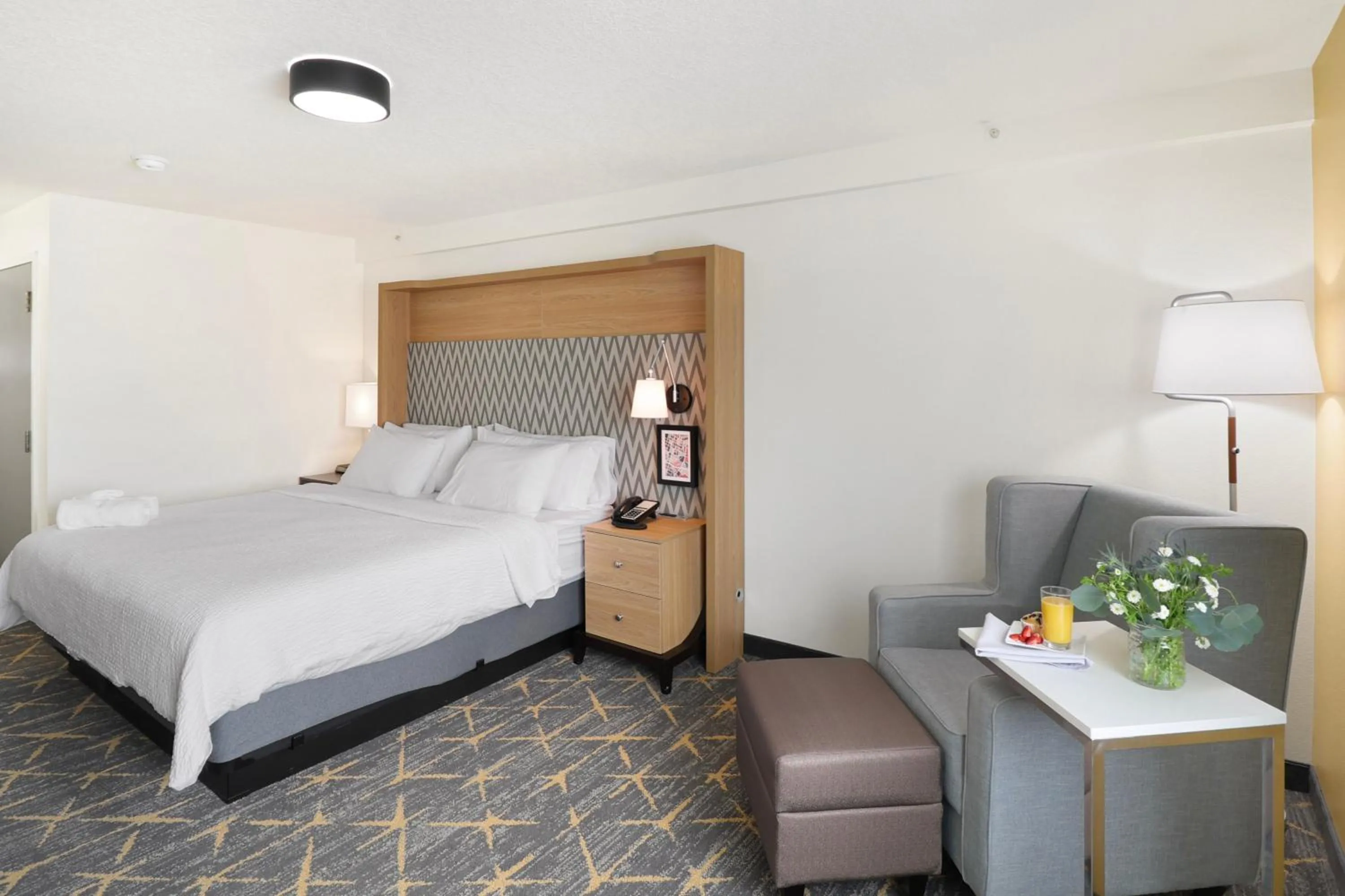 Bed in Holiday Inn Redding by IHG