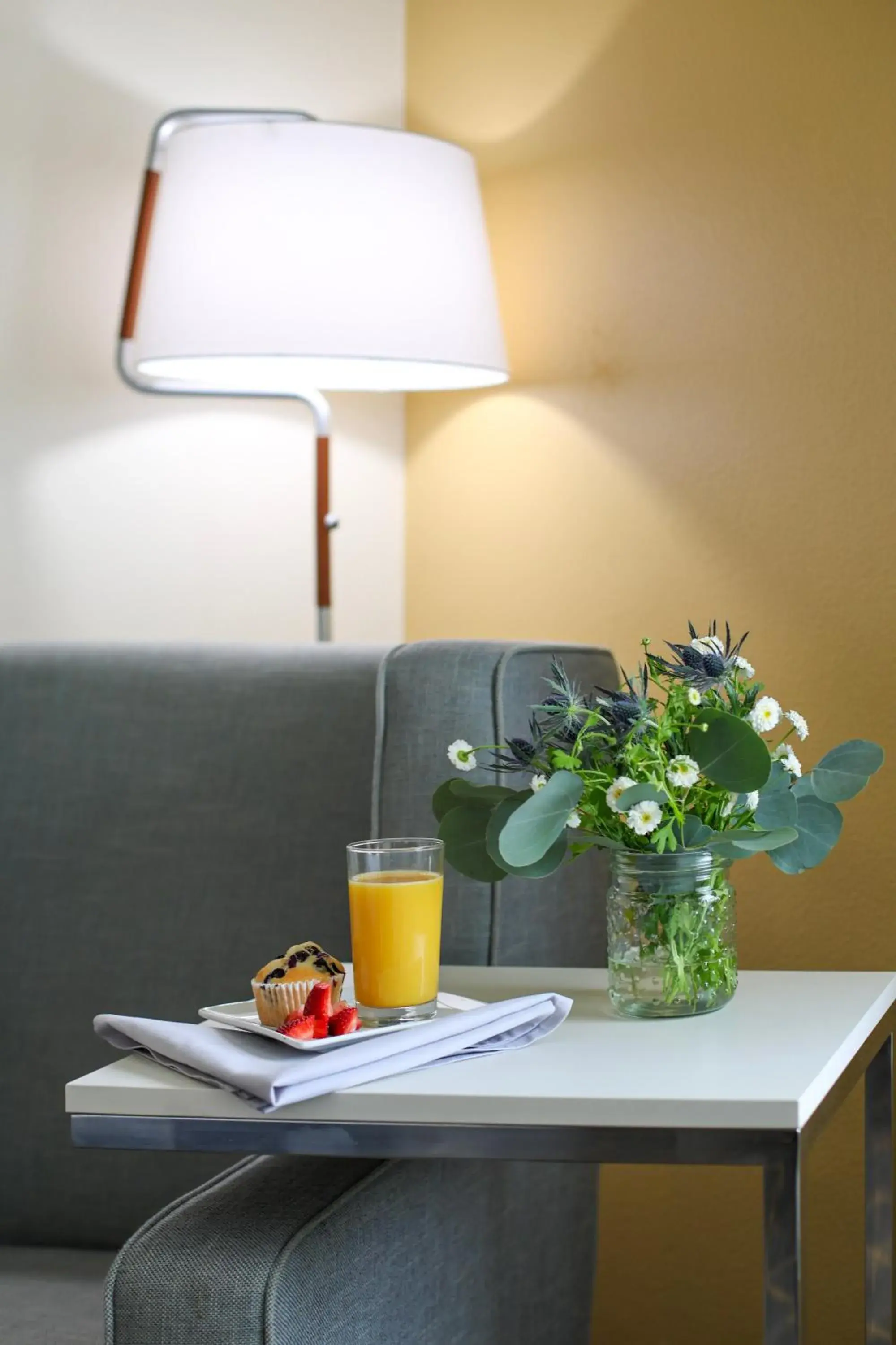 Living room in Holiday Inn Redding by IHG Living room in Holiday Inn Redding by IHG