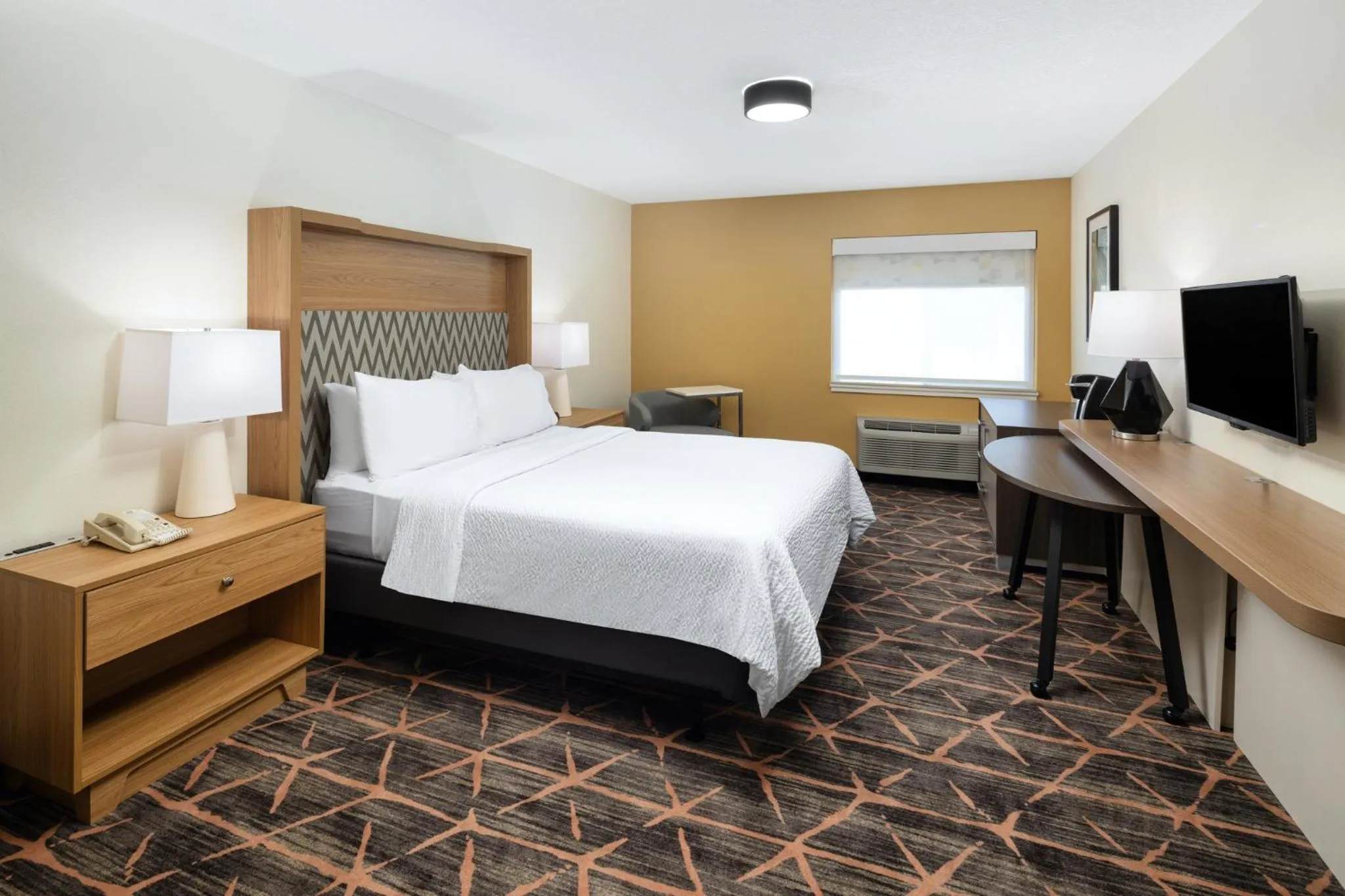 Photo of the whole room, Bed in Holiday Inn Redding by IHG