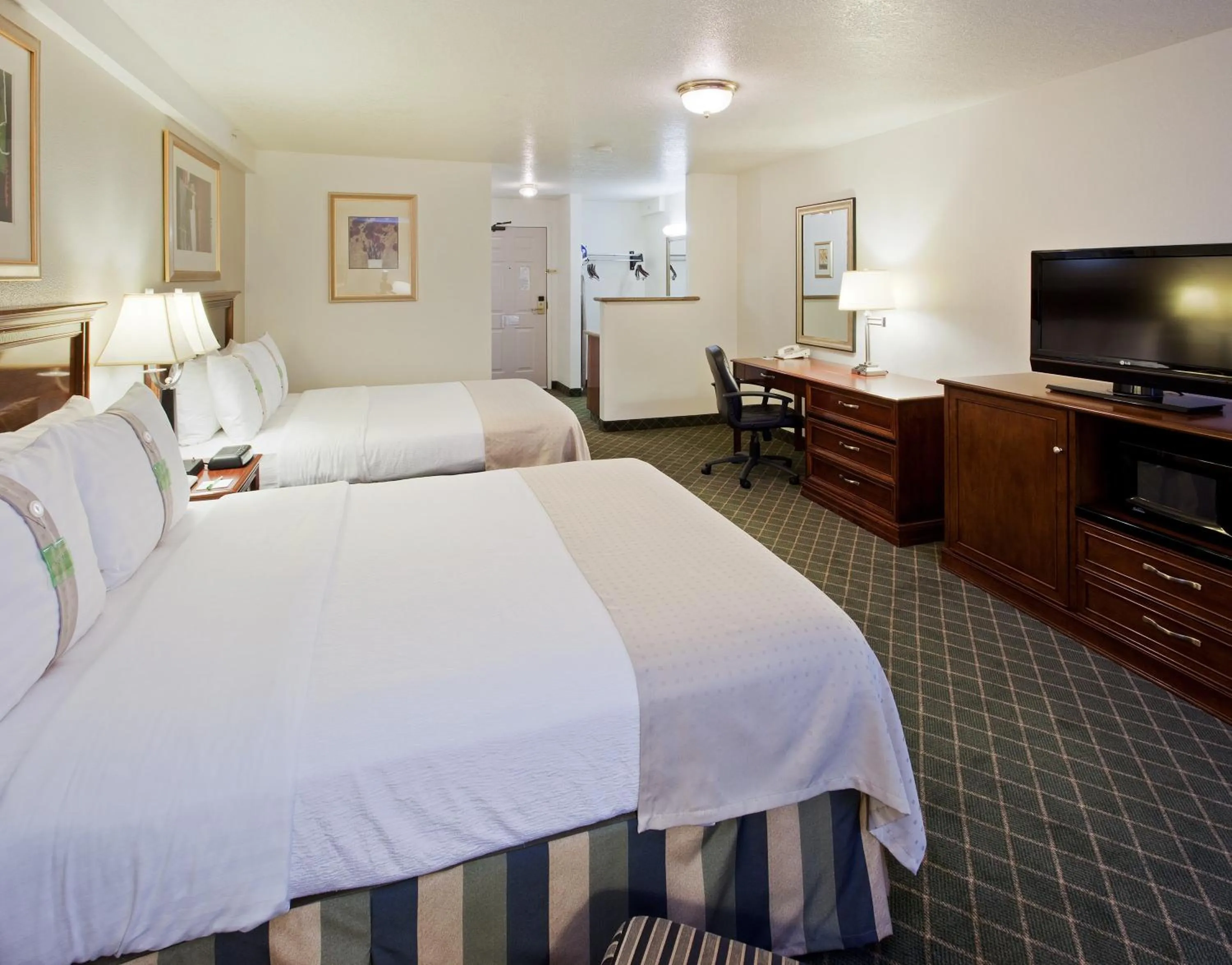 Photo of the whole room, Bed in Holiday Inn Redding by IHG