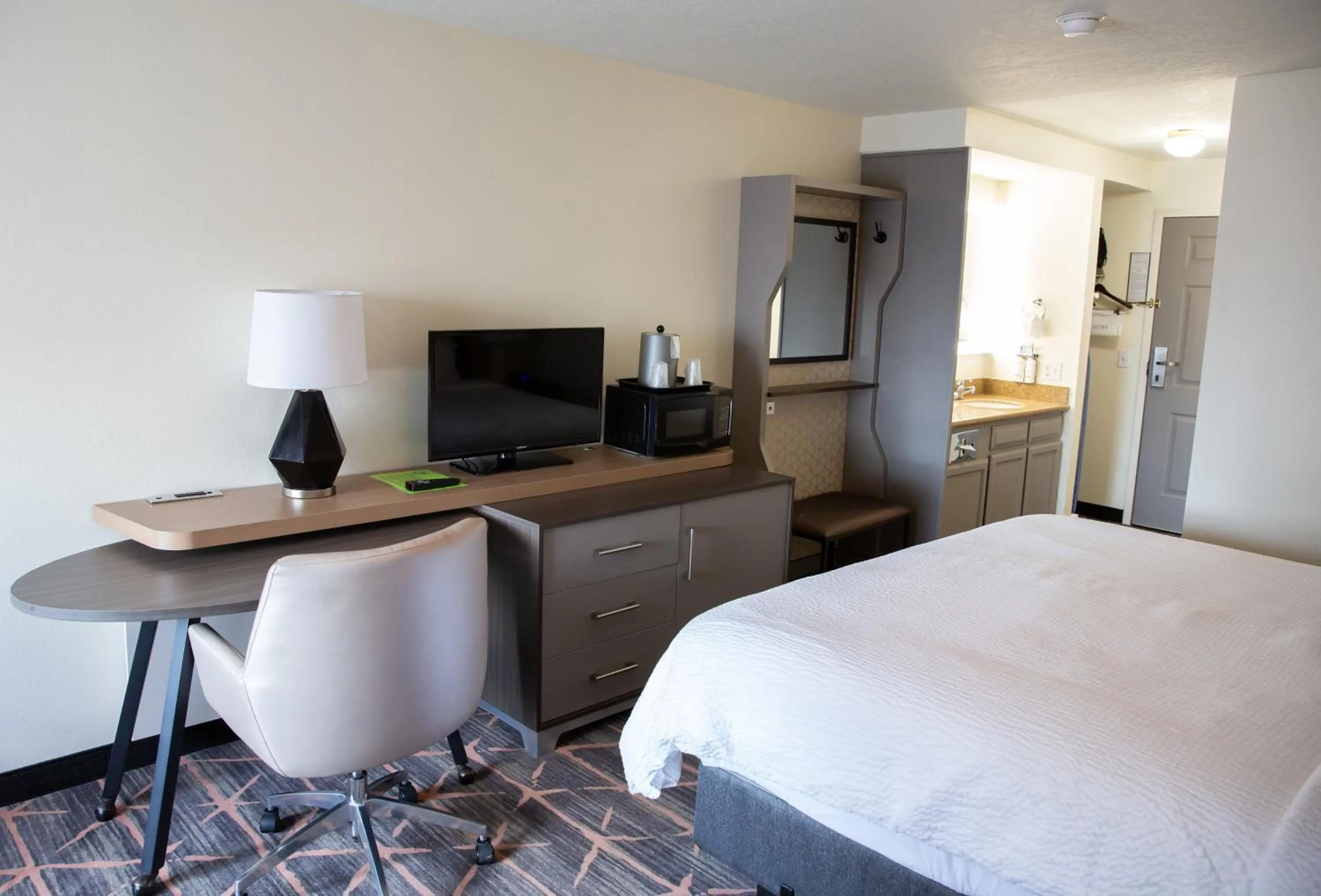 Photo of the whole room, Bed in Holiday Inn Redding by IHG