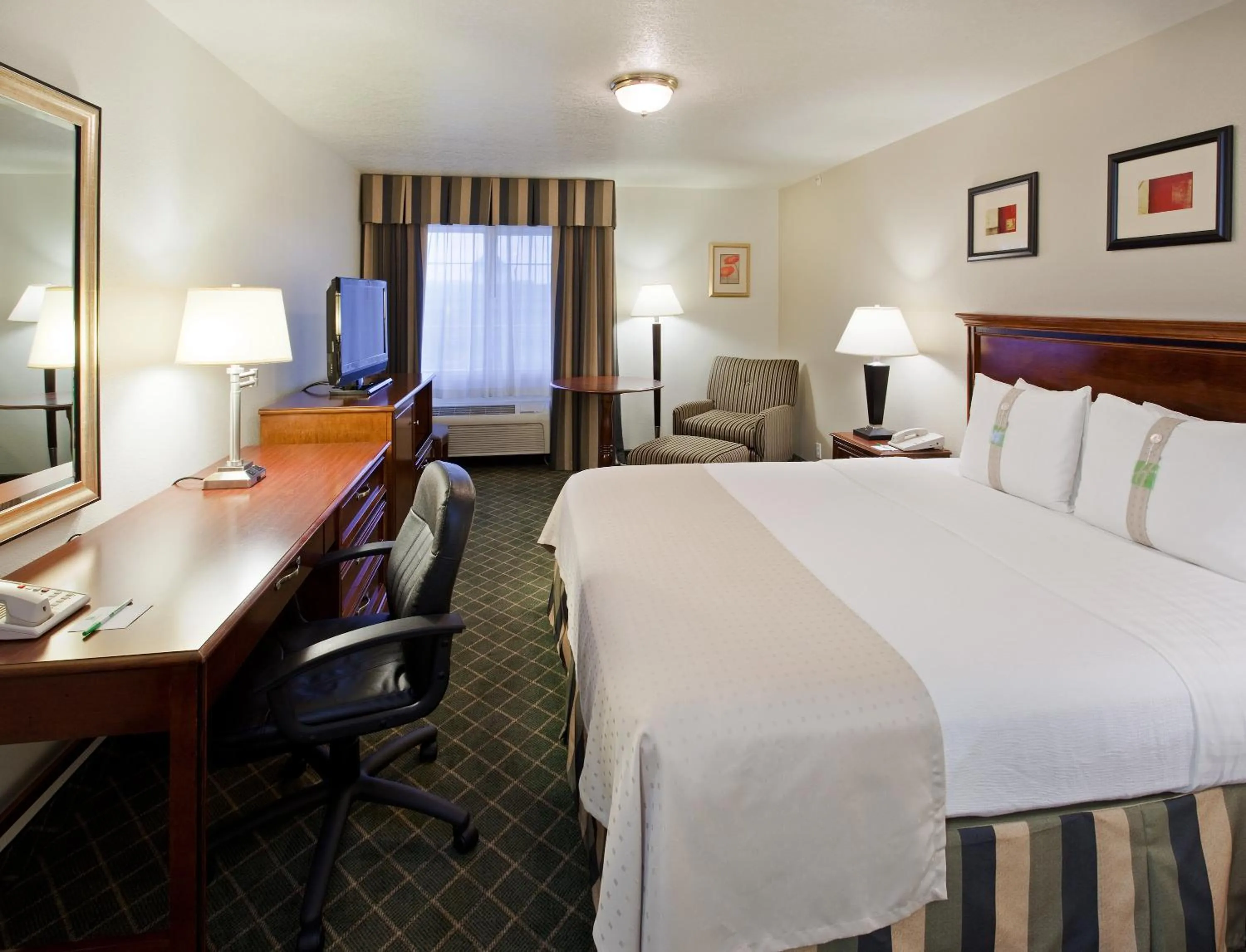 Photo of the whole room, Bed in Holiday Inn Redding by IHG