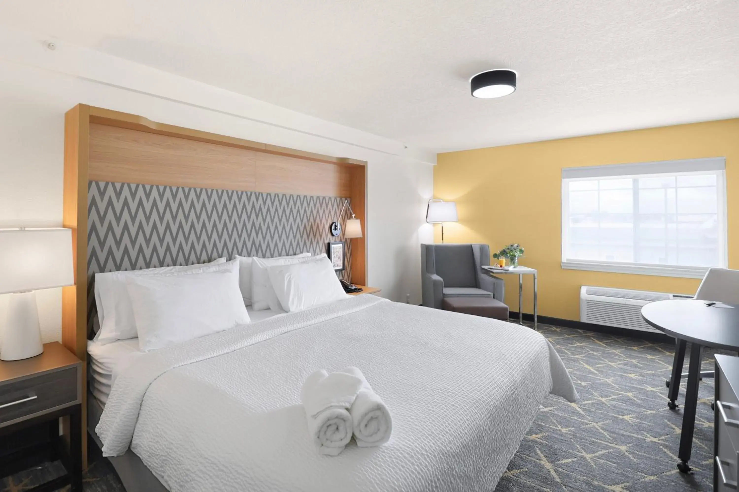 Bed in Holiday Inn Redding by IHG Bed in Holiday Inn Redding by IHG