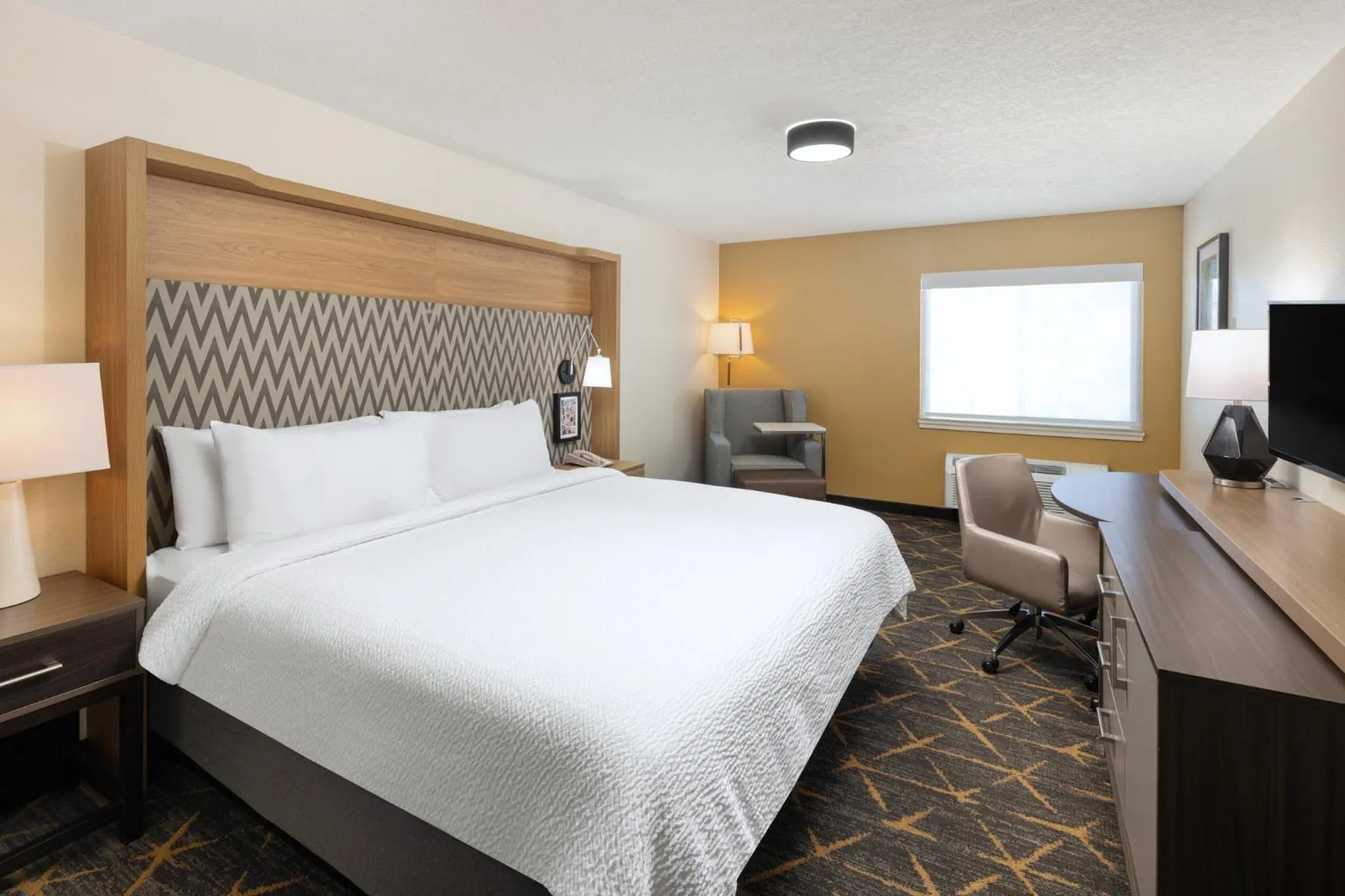 Photo of the whole room, Bed in Holiday Inn Redding by IHG