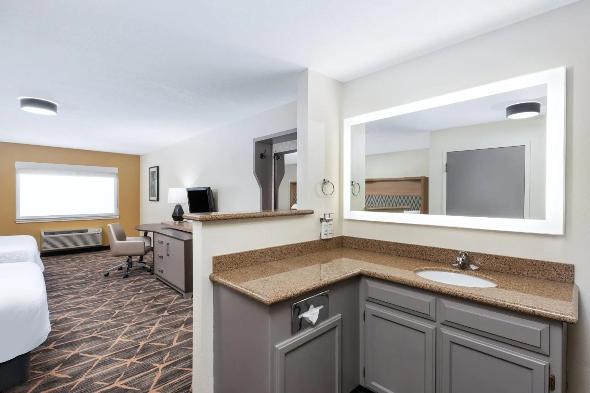 Photo of the whole room, Bed in Holiday Inn Redding by IHG