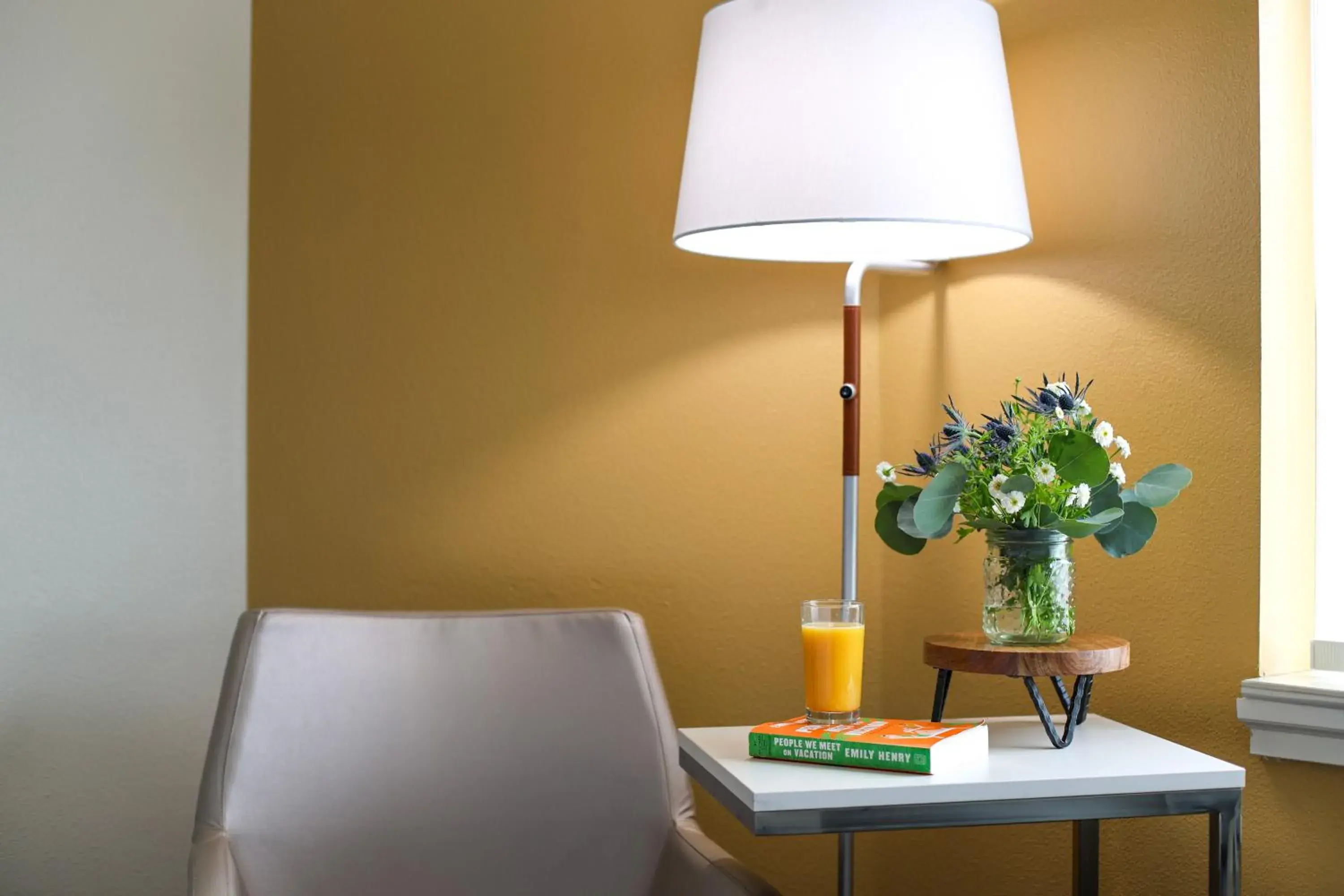 Living room in Holiday Inn Redding by IHG Living room in Holiday Inn Redding by IHG