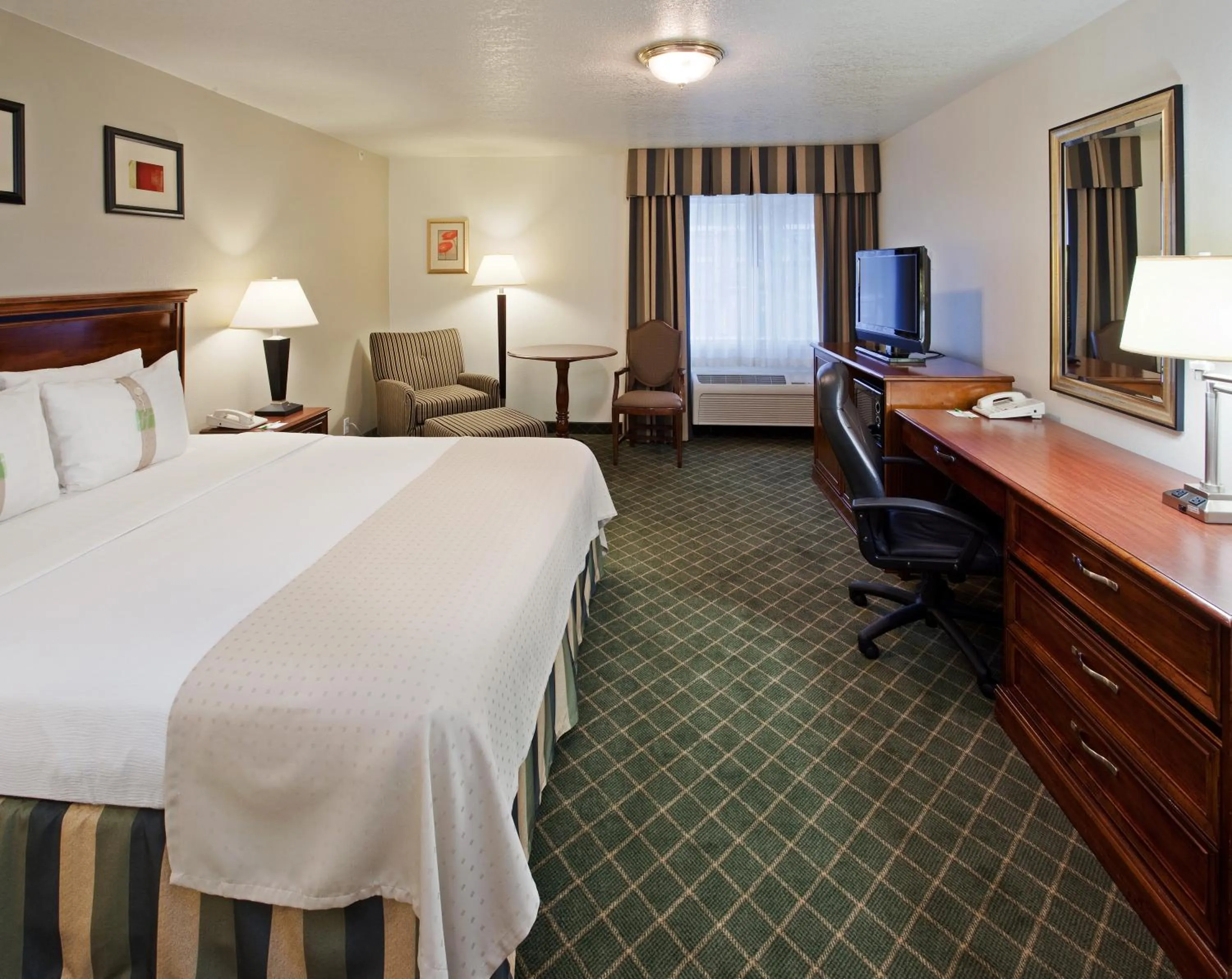 Photo of the whole room, Bed in Holiday Inn Redding by IHG