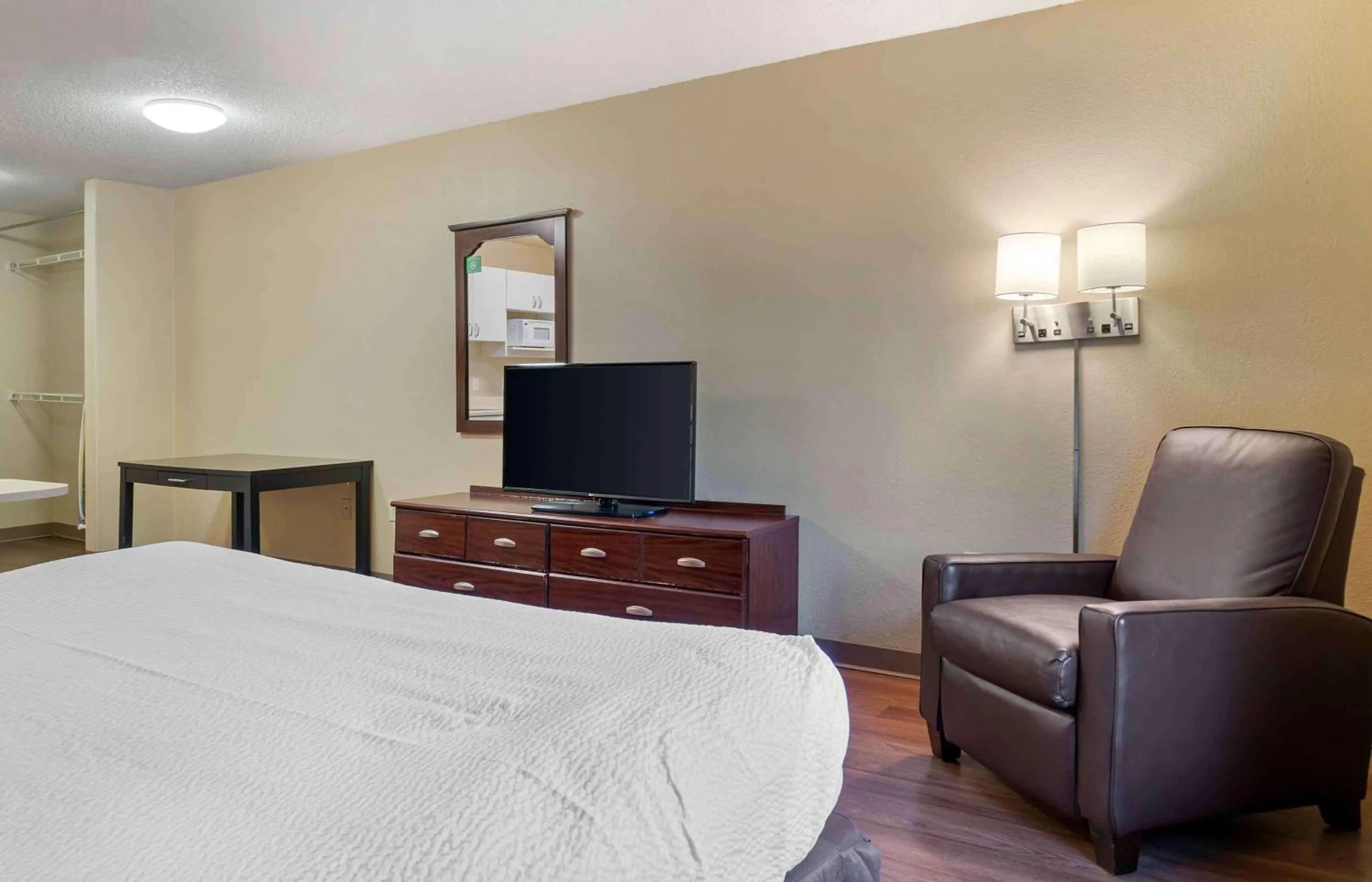 Bedroom, Bed in Extended Stay America Select Suites - Detroit - Novi - Haggerty Road