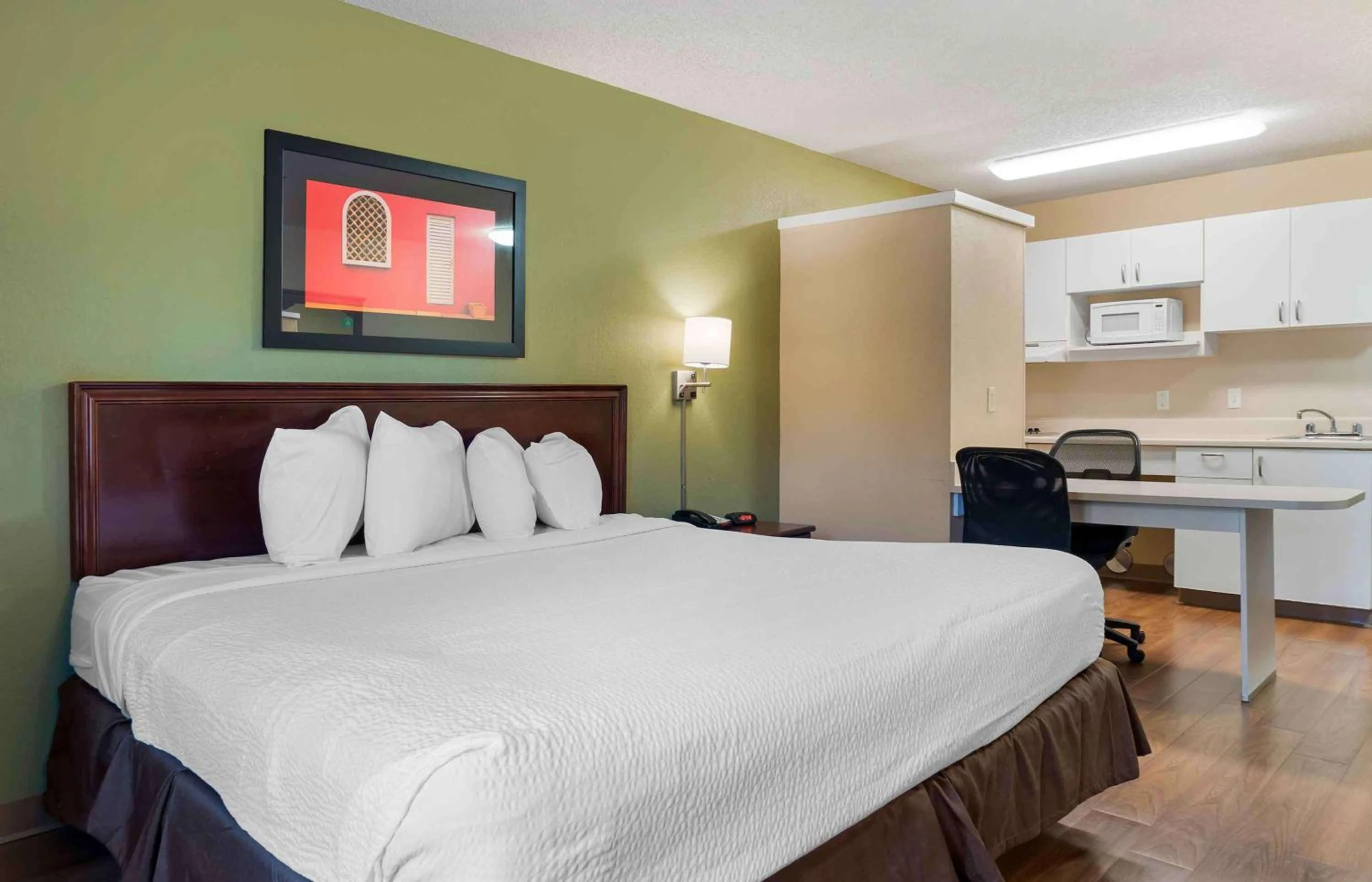 Bedroom, Bed in Extended Stay America Select Suites - Detroit - Novi - Haggerty Road