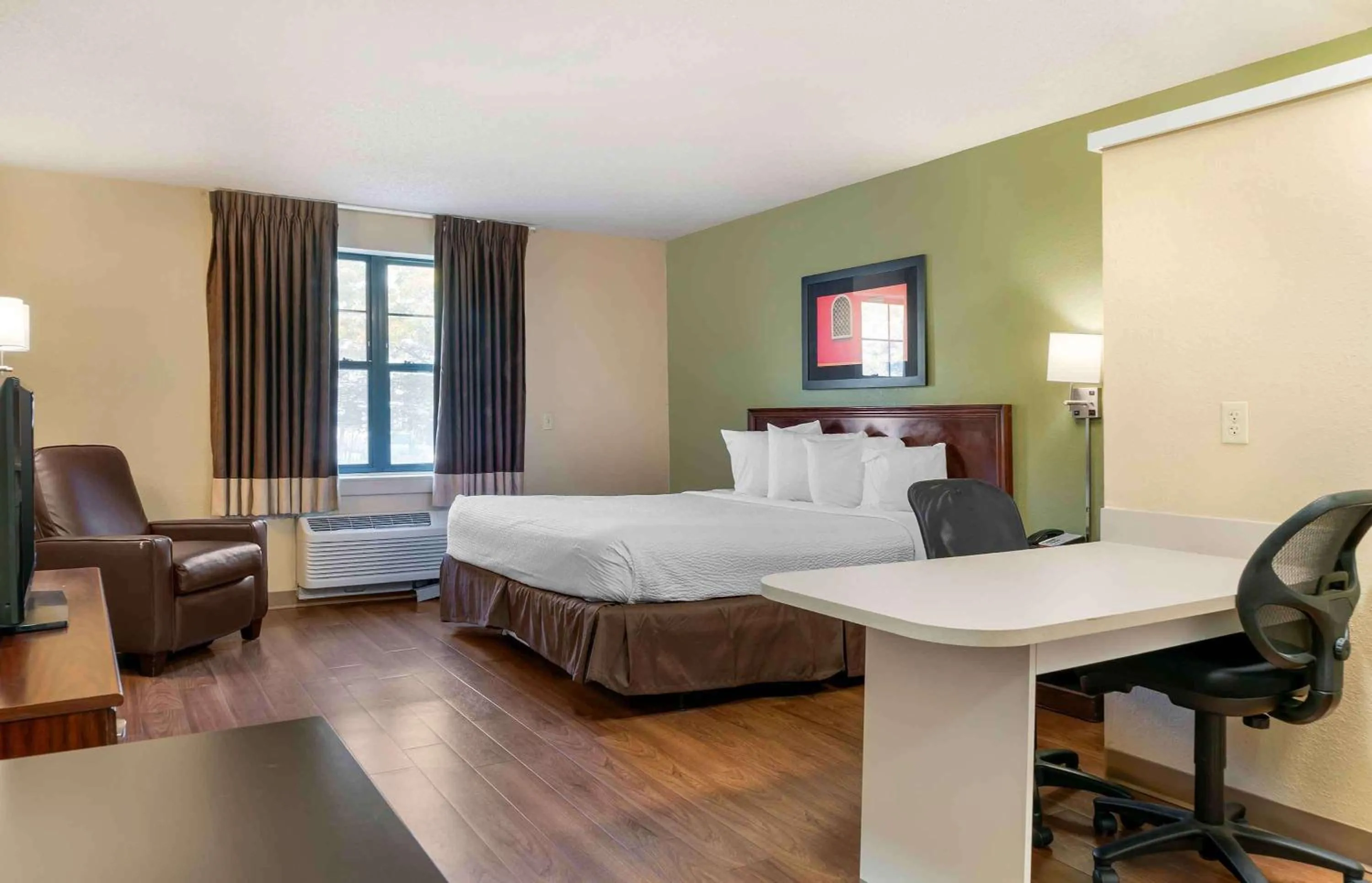 Bedroom, Bed in Extended Stay America Select Suites - Detroit - Novi - Haggerty Road