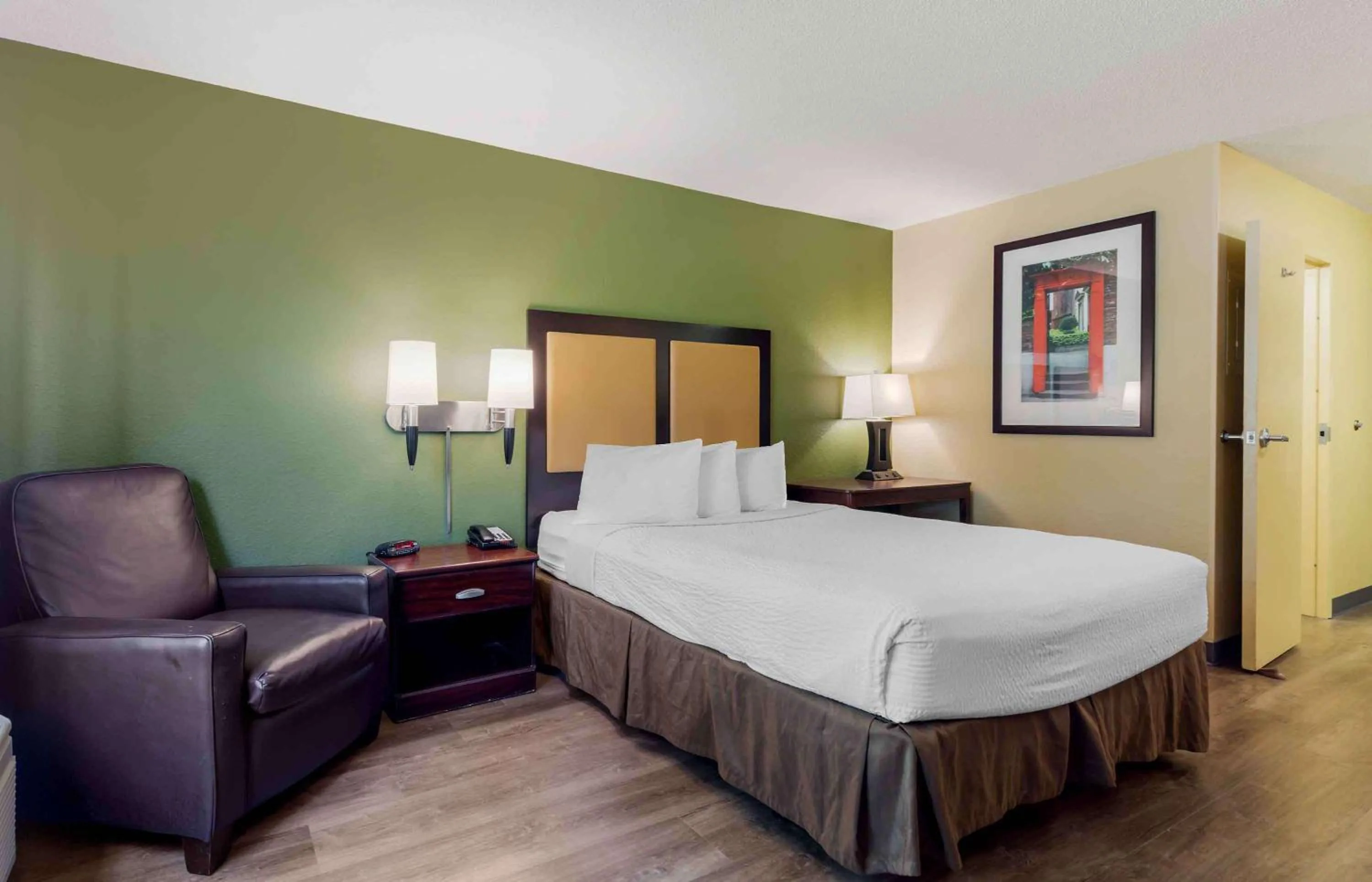Bedroom, Bed in Extended Stay America Select Suites - Detroit - Novi - Haggerty Road