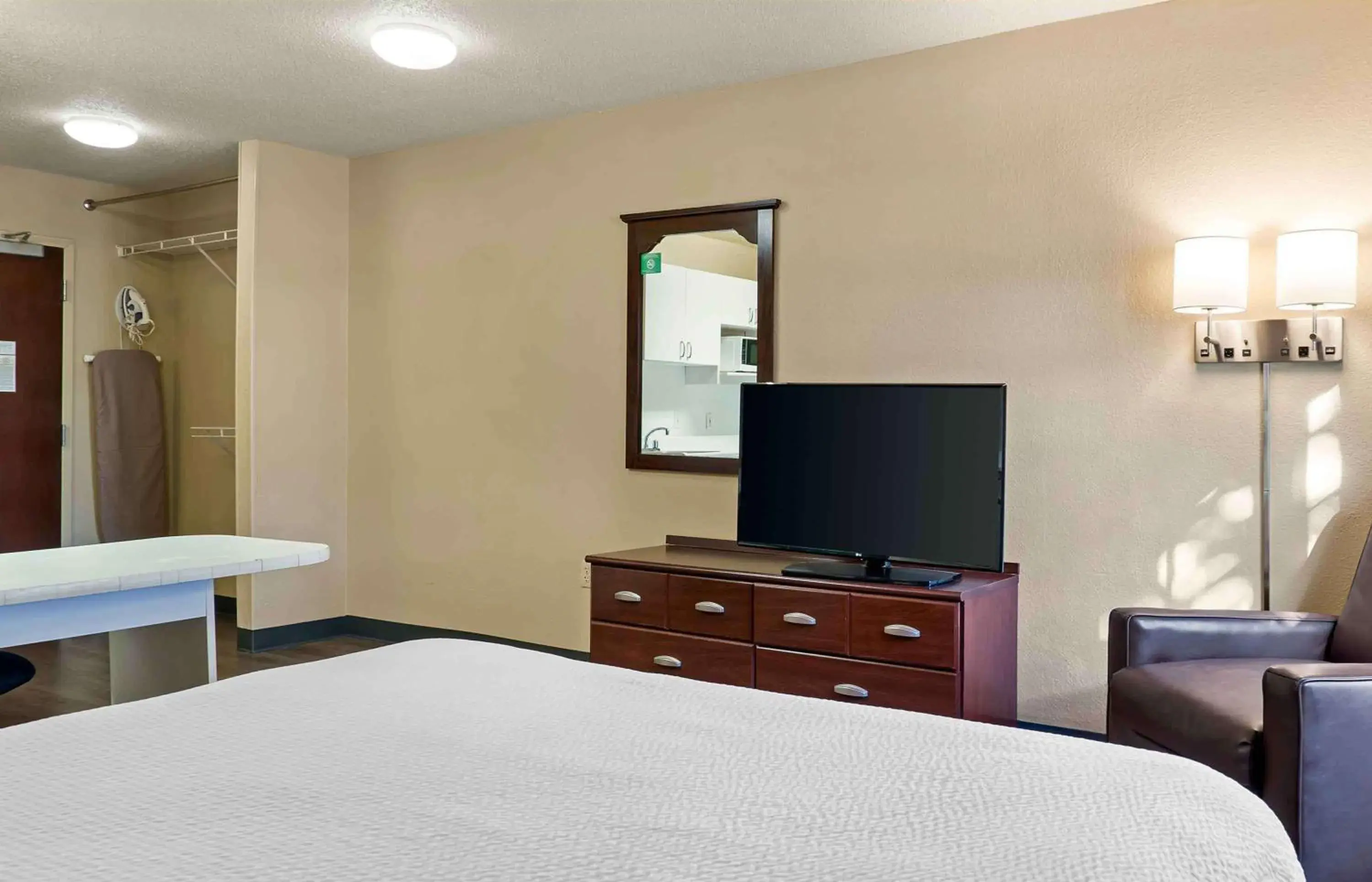 Bedroom, Bed in Extended Stay America Select Suites - Detroit - Novi - Haggerty Road Bedroom, Bed in Extended Stay America Select Suites - Detroit - Novi - Haggerty Road