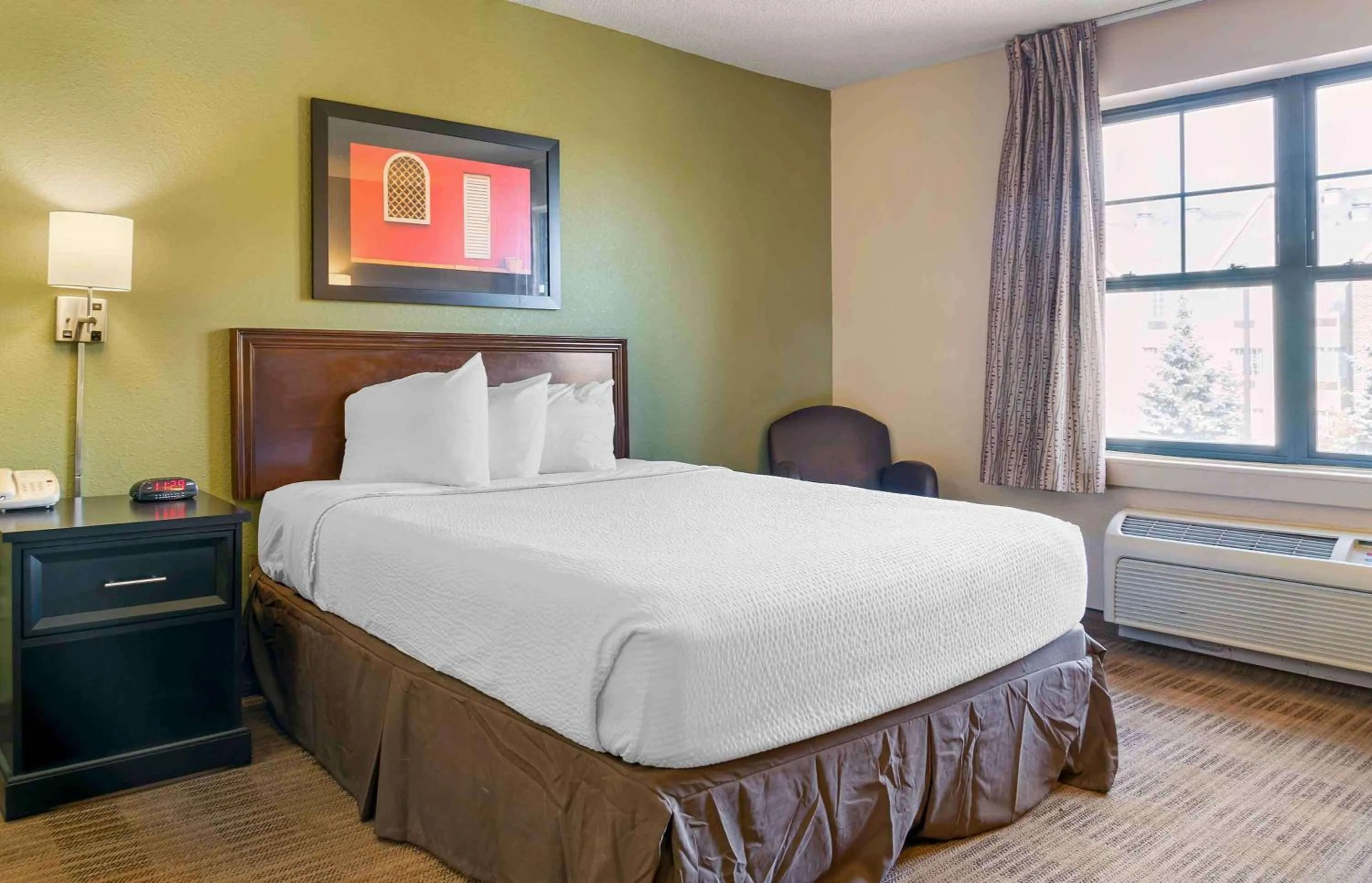 Bedroom, Bed in Extended Stay America Select Suites - Detroit - Novi - Haggerty Road