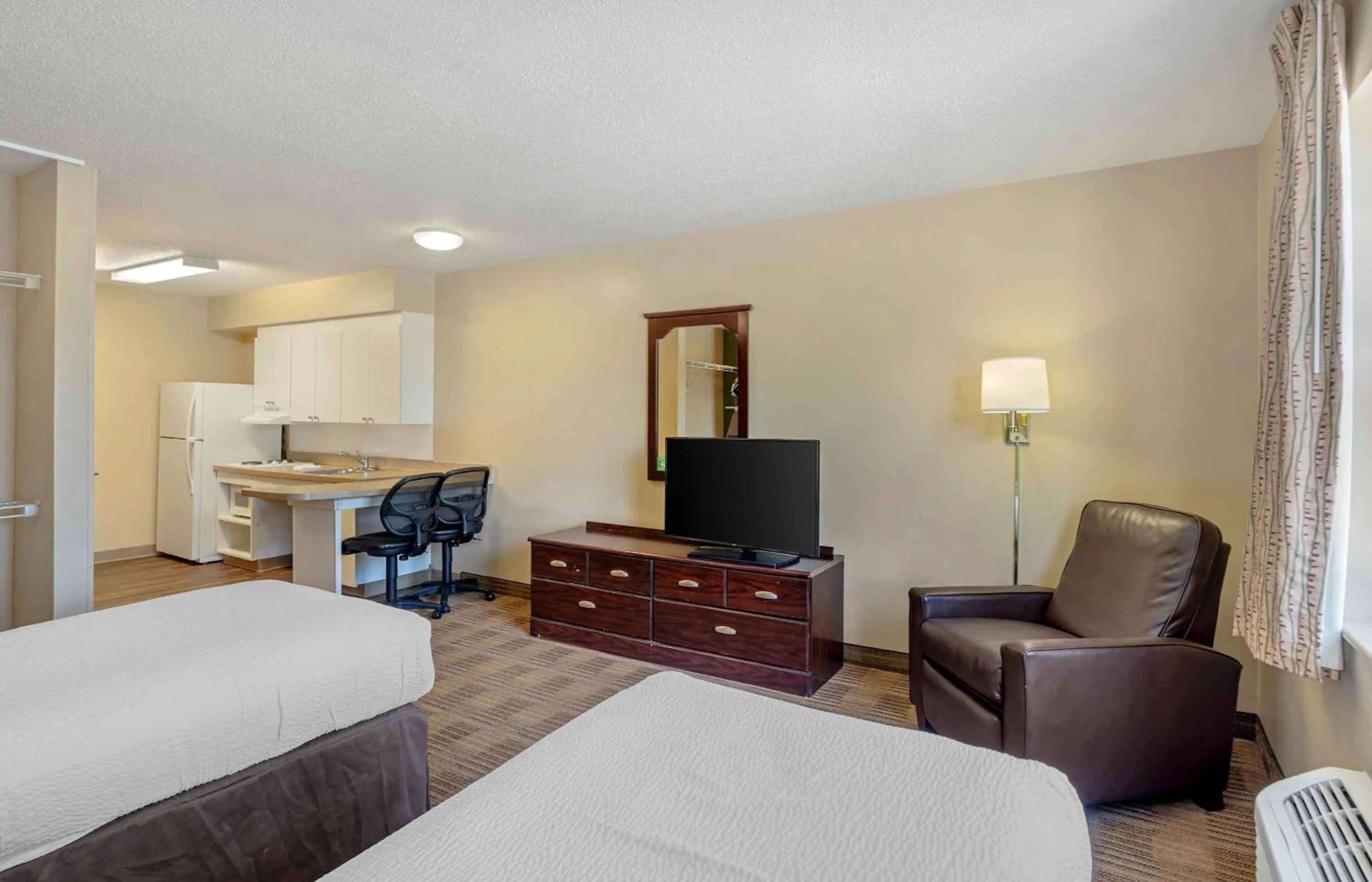 Bedroom, Bed in Extended Stay America Select Suites - Chicago - Rolling Meadows