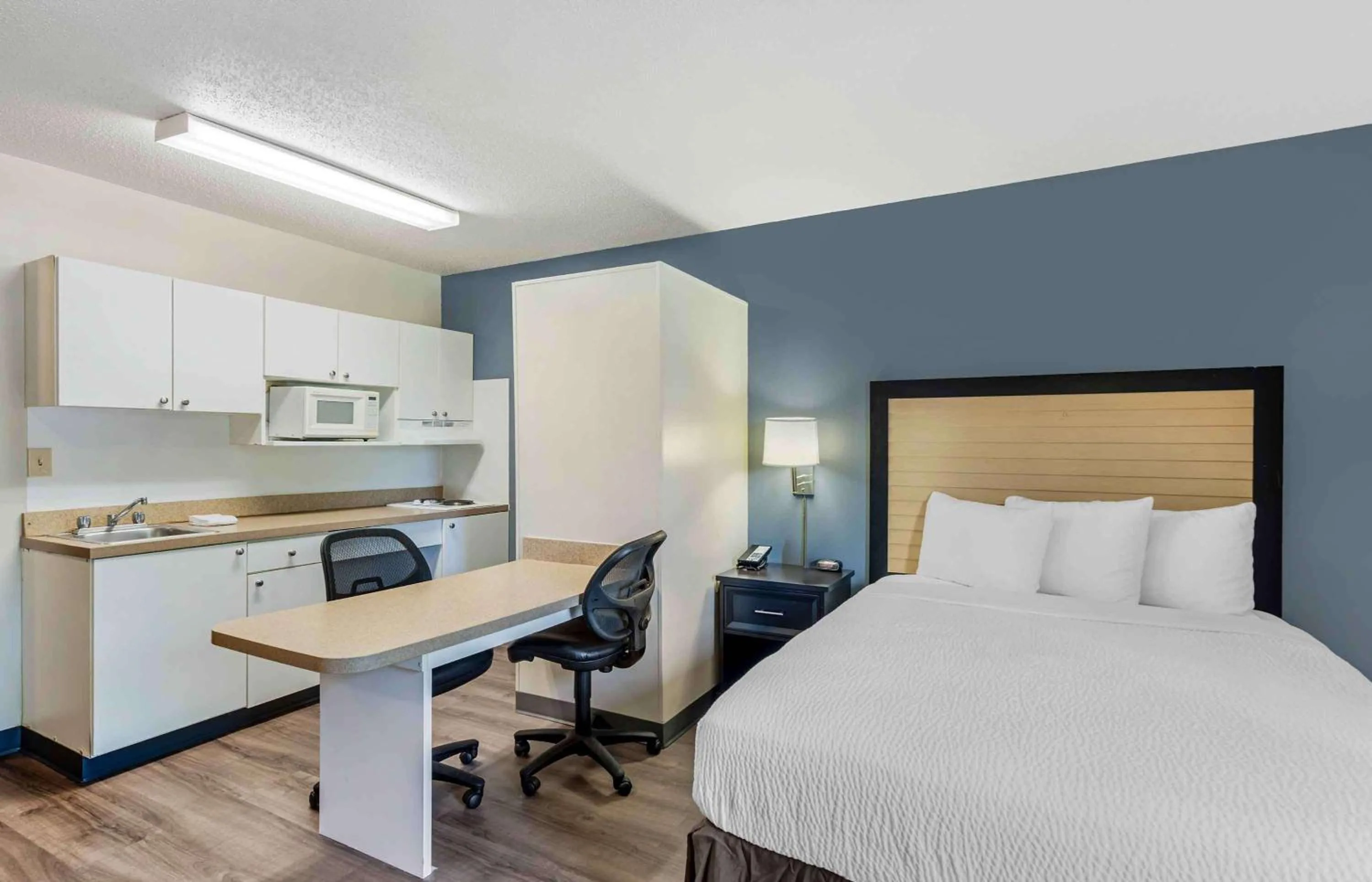 Bedroom, Bed in Extended Stay America Select Suites - Chicago - Rolling Meadows
