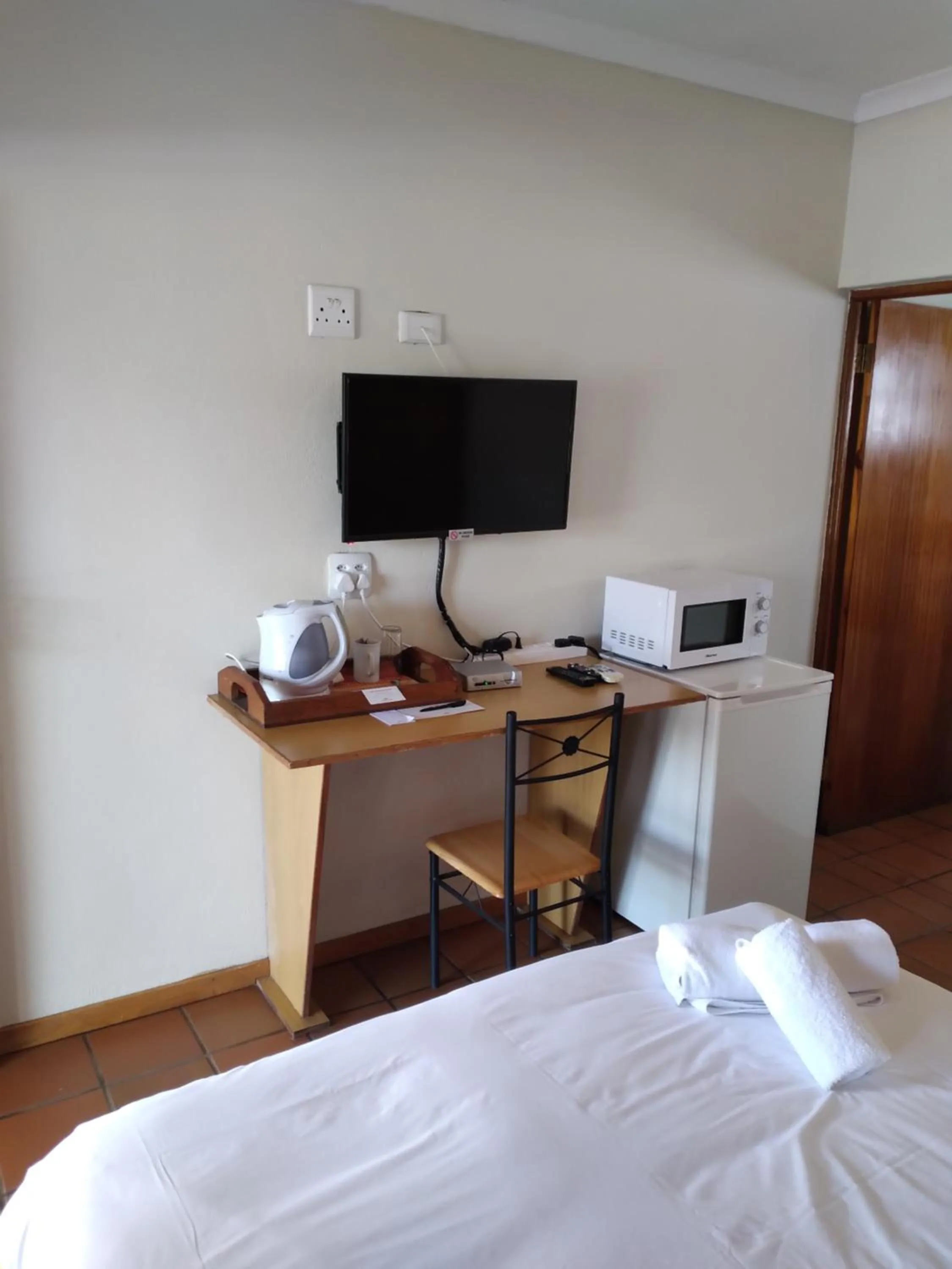 hair dresser, Bed in Kuruman Hotel