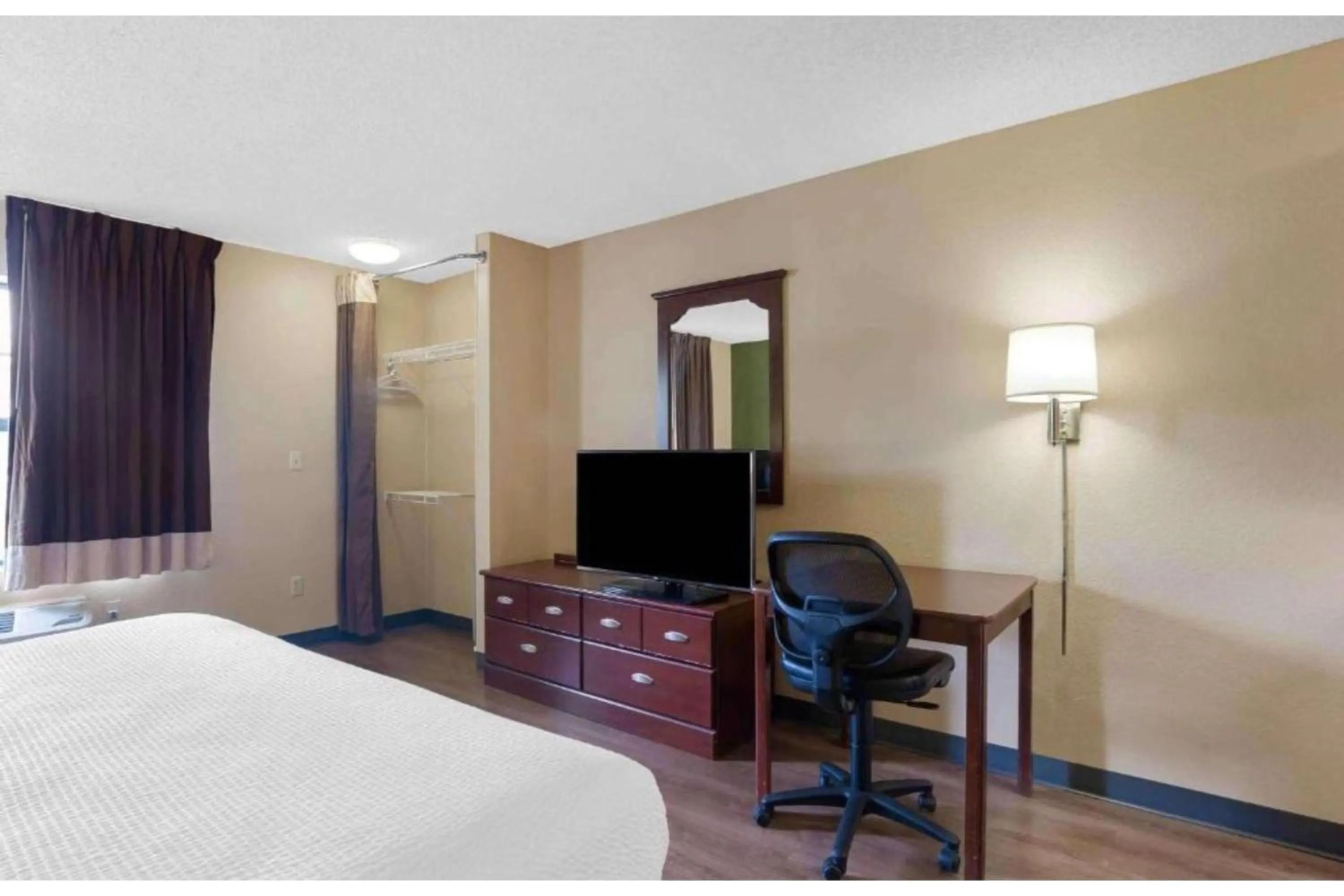 Bedroom, Bed in Studio 6 Extended Stay Rochester Greece NY