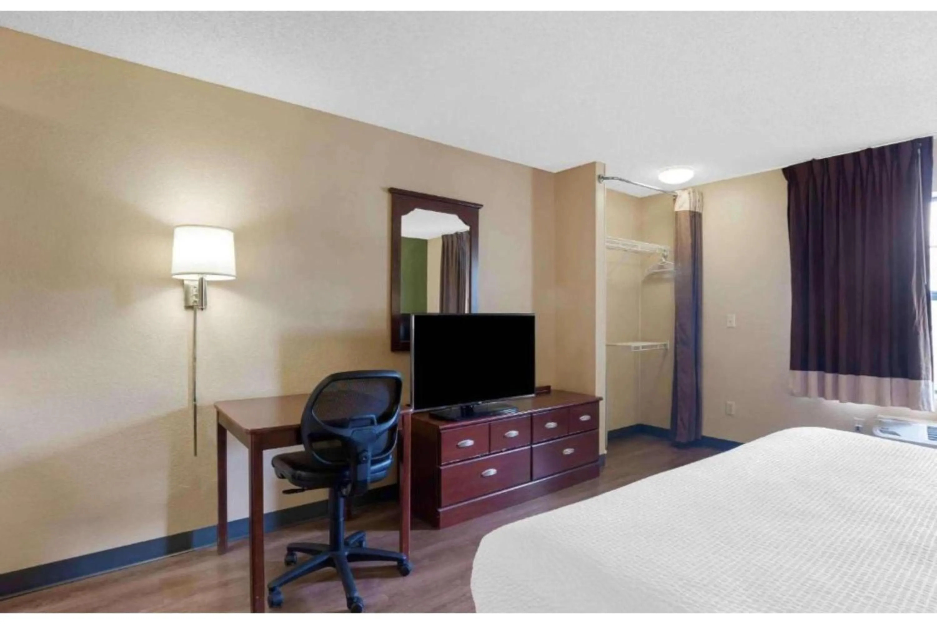 Bedroom, Bed in Studio 6 Extended Stay Rochester Greece NY