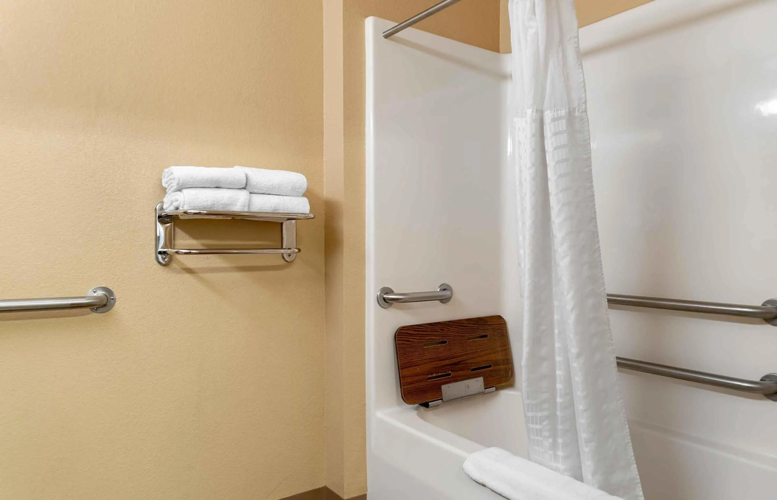 Bathroom in Extended Stay America Suites - Toledo - Holland