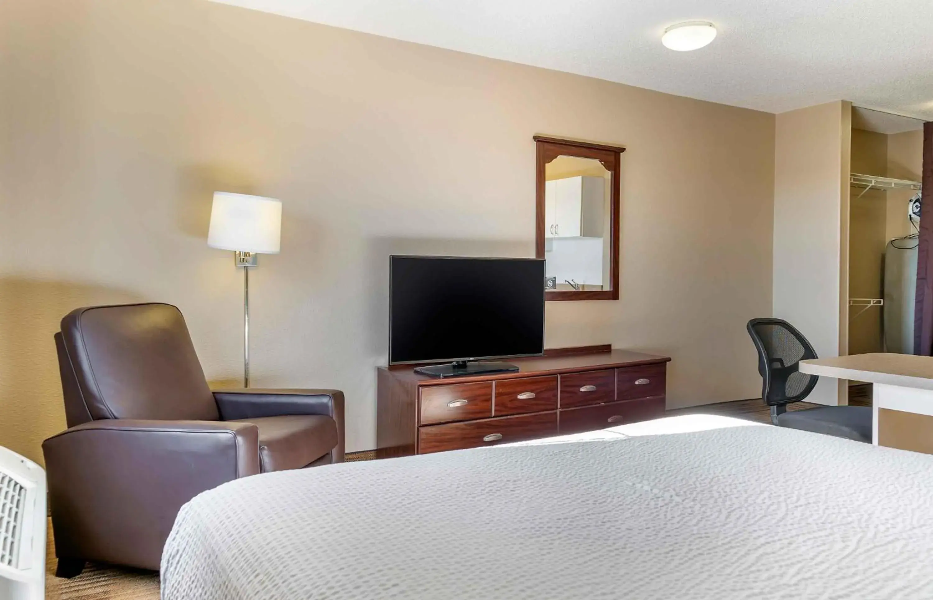 Bedroom, Bed in Extended Stay America Suites - Toledo - Holland Bedroom, Bed in Extended Stay America Suites - Toledo - Holland