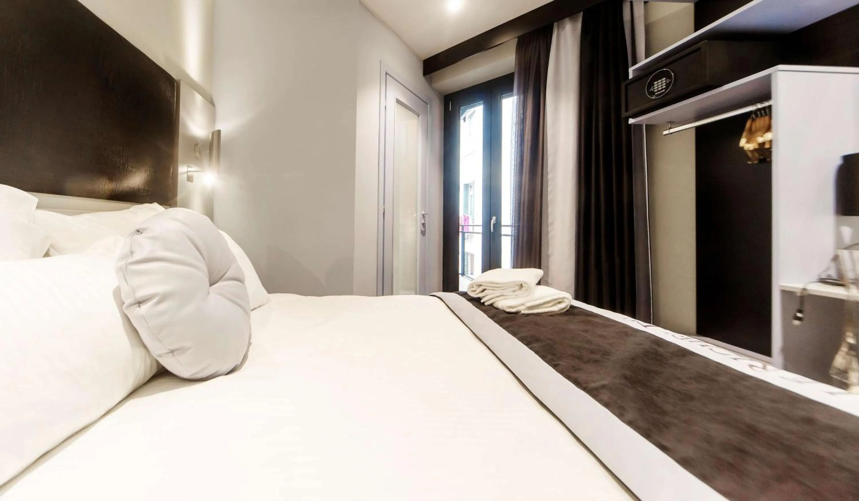 Photo of the whole room, Bed in Hôtel Boutique Richelieu, Lyon Gare Part-Dieu