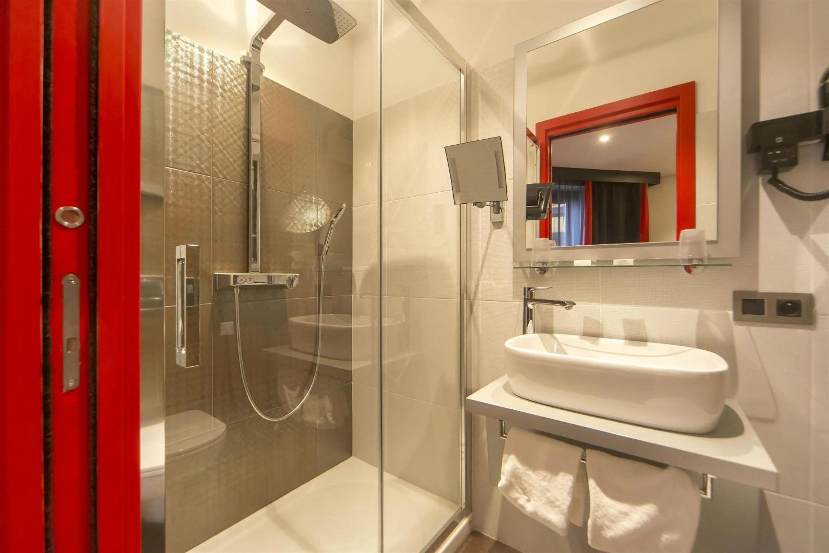 Shower in Hôtel Boutique Richelieu, Lyon Gare Part-Dieu