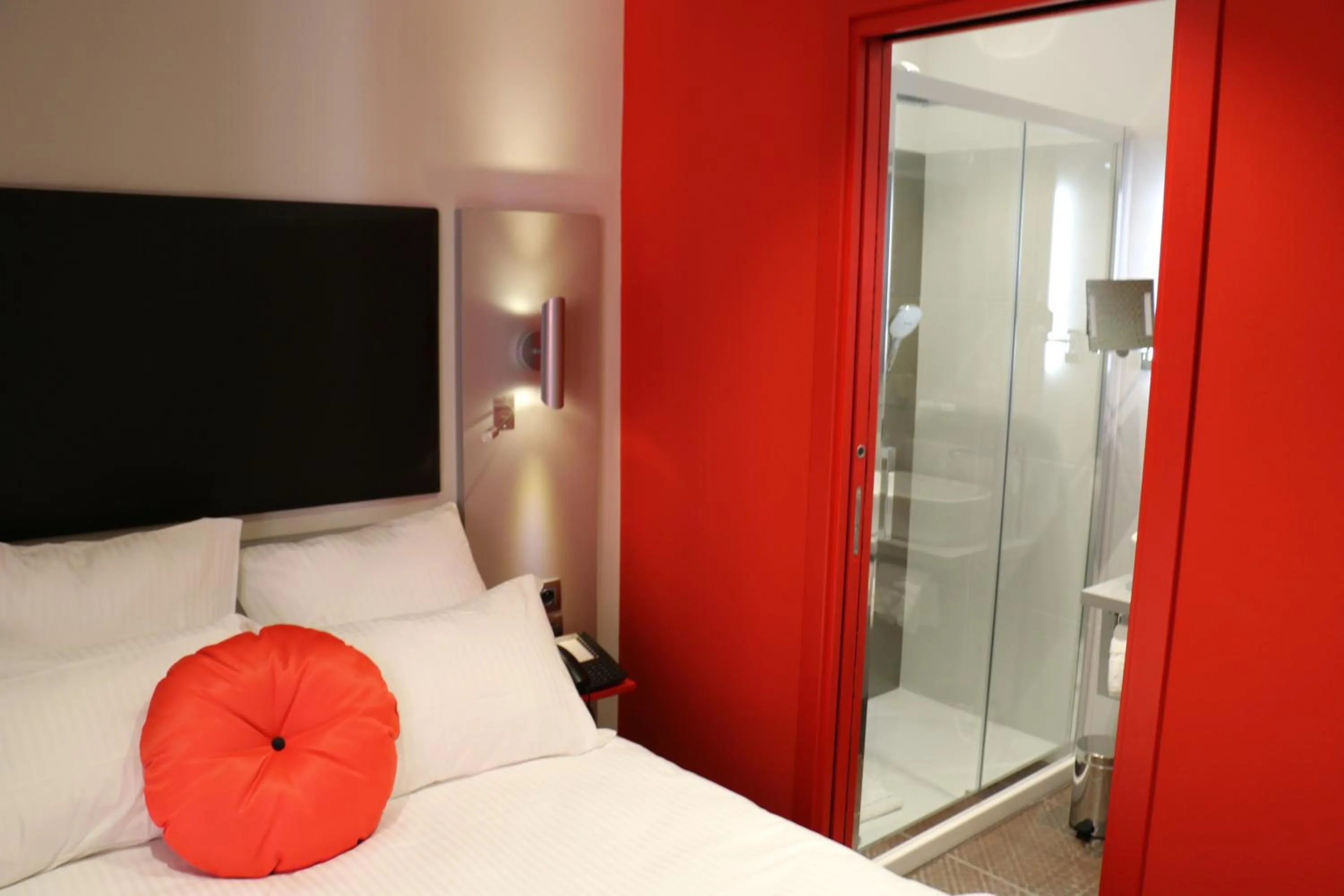 Bedroom, Bed in Hôtel Boutique Richelieu, Lyon Gare Part-Dieu